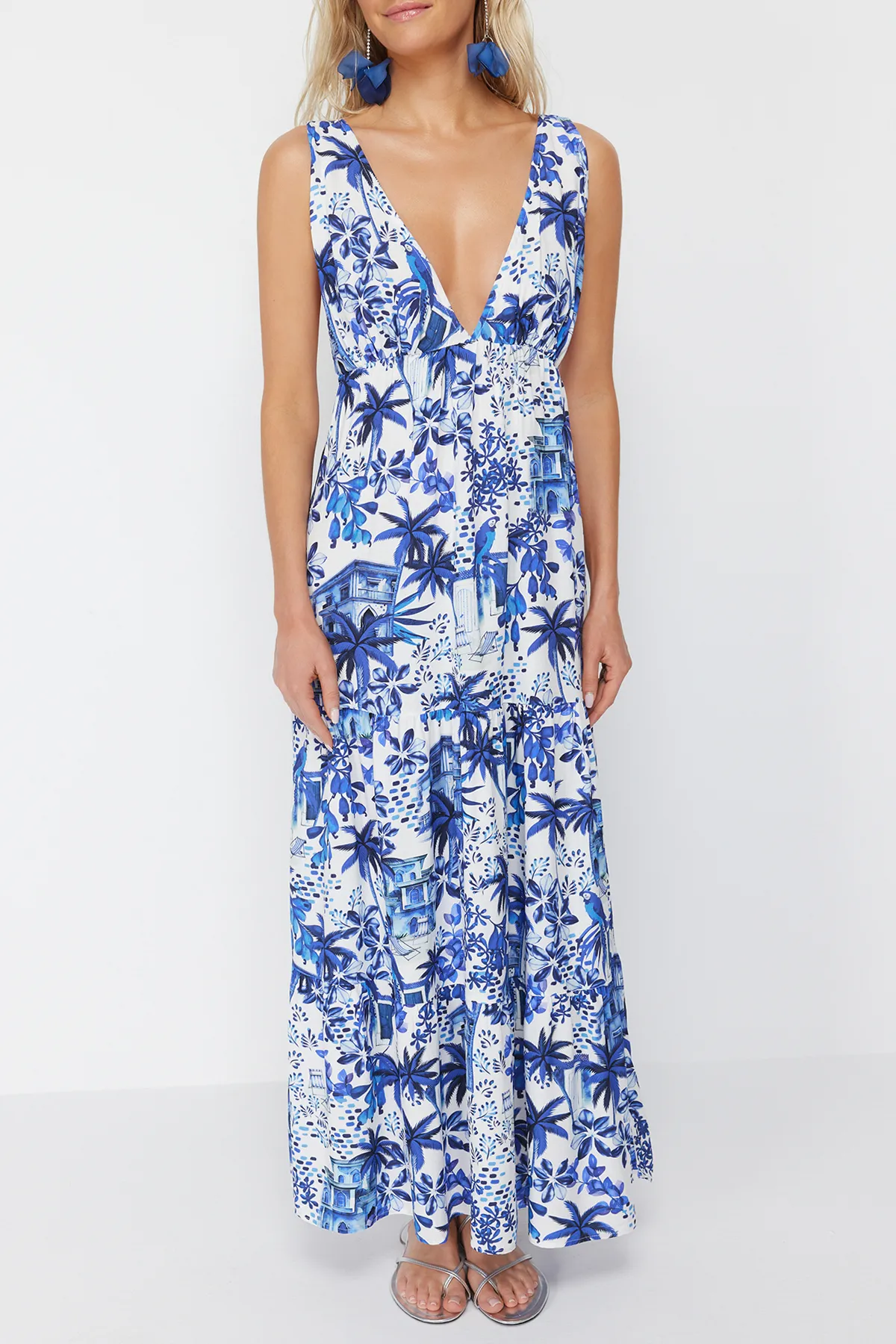 Trendyol Collection  Rückenfreies Maxi-Strandkleid aus Webstoff mit tropischem Muster TBESS24EL00009