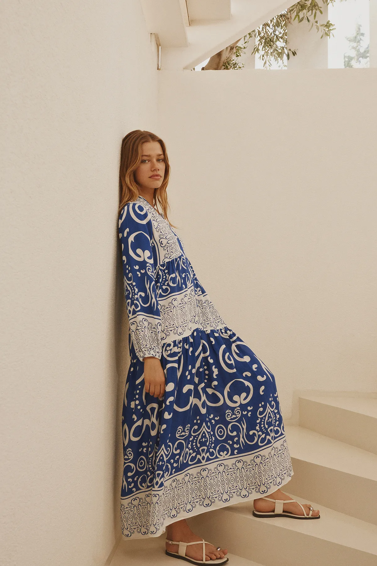 Trendyol Modest  Blaues Viskosekleid mit Schalkragen und Knopfleiste TCTSS24EB00244