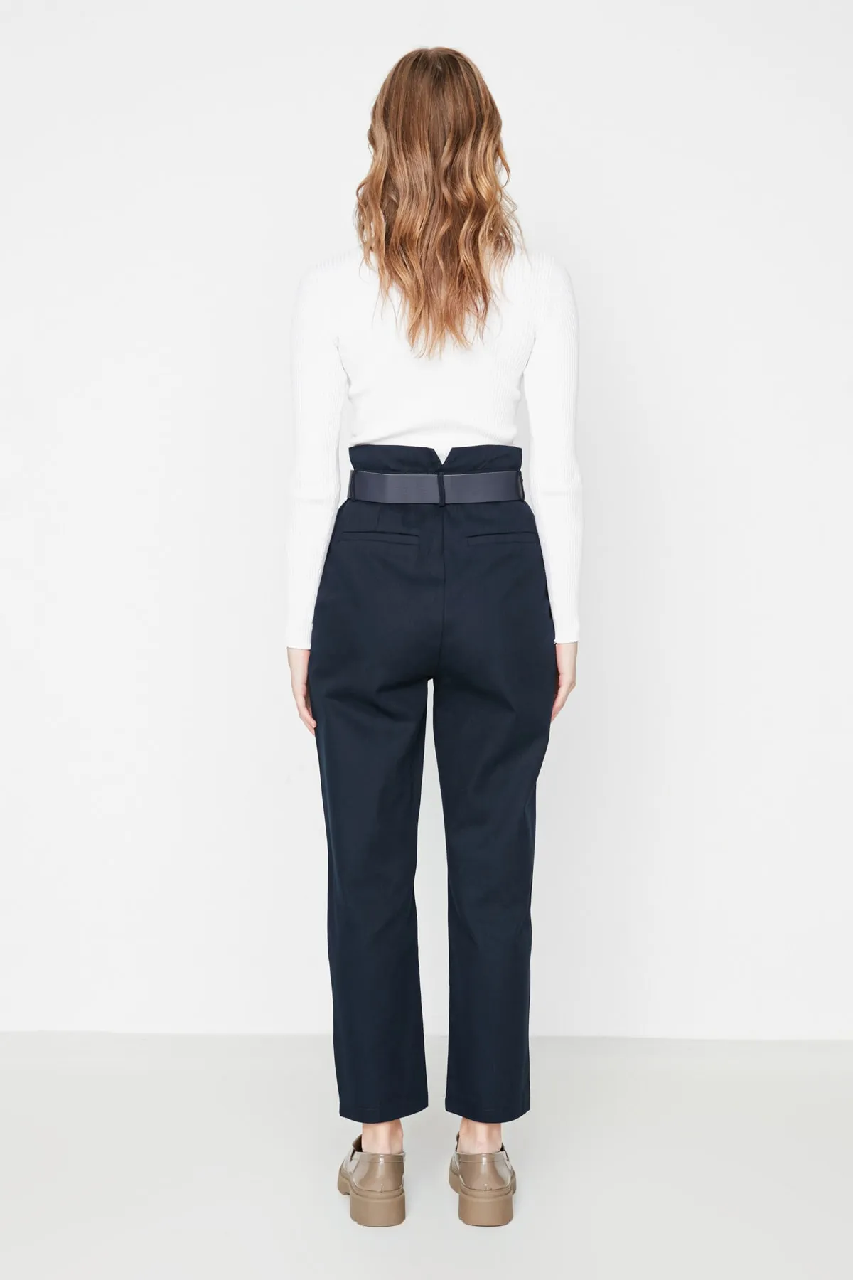 Trendyol Collection  Marineblaue, karottengewebte Hose mit Gürtel TWOSS20PL0016