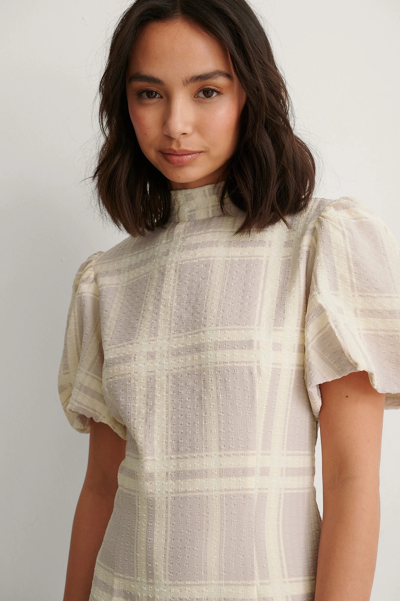 Kleid Mit Hohem Ausschnitt