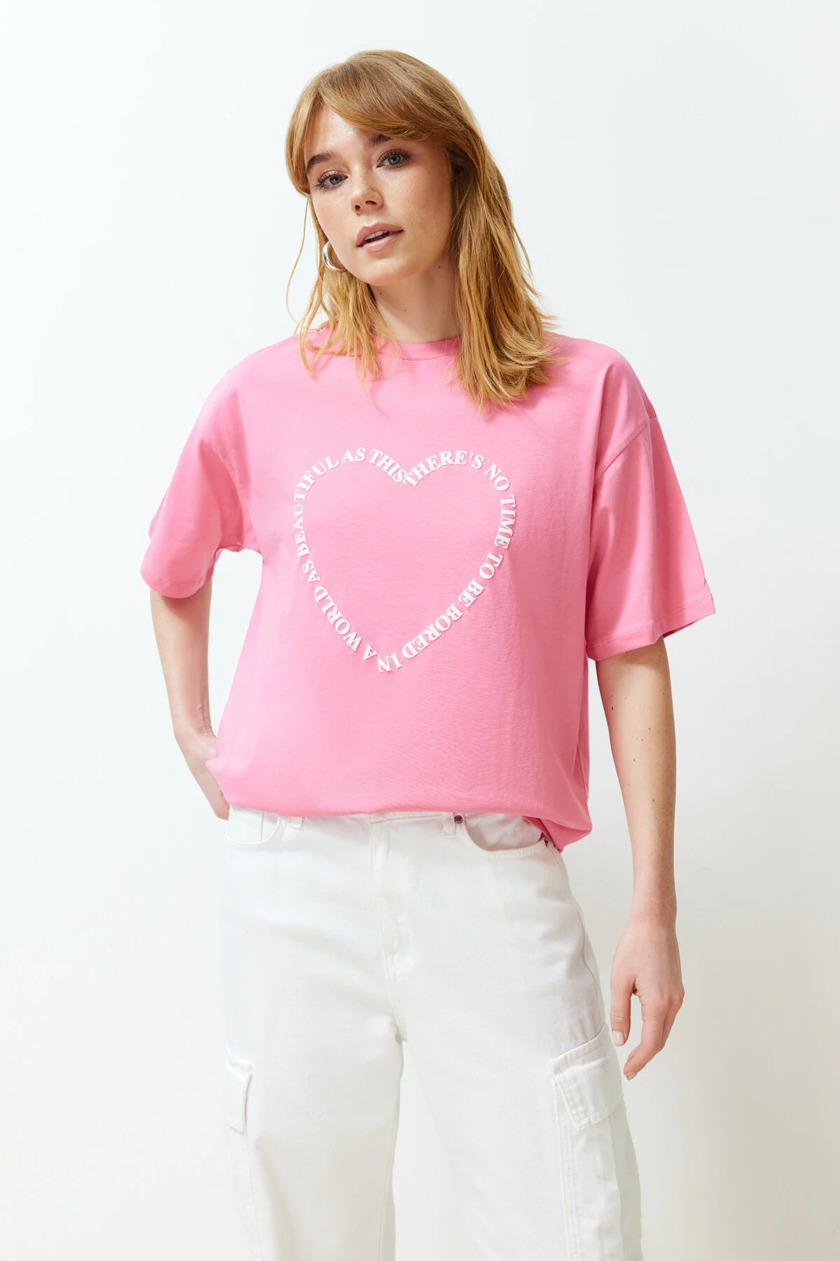 Trendyol Collection  Rosa, 100 % Baumwolle, mit Herz-Slogan-Aufdruck, übergroßes, bequem geschnittenes Strick-T-Shirt TWOSS24TS00139