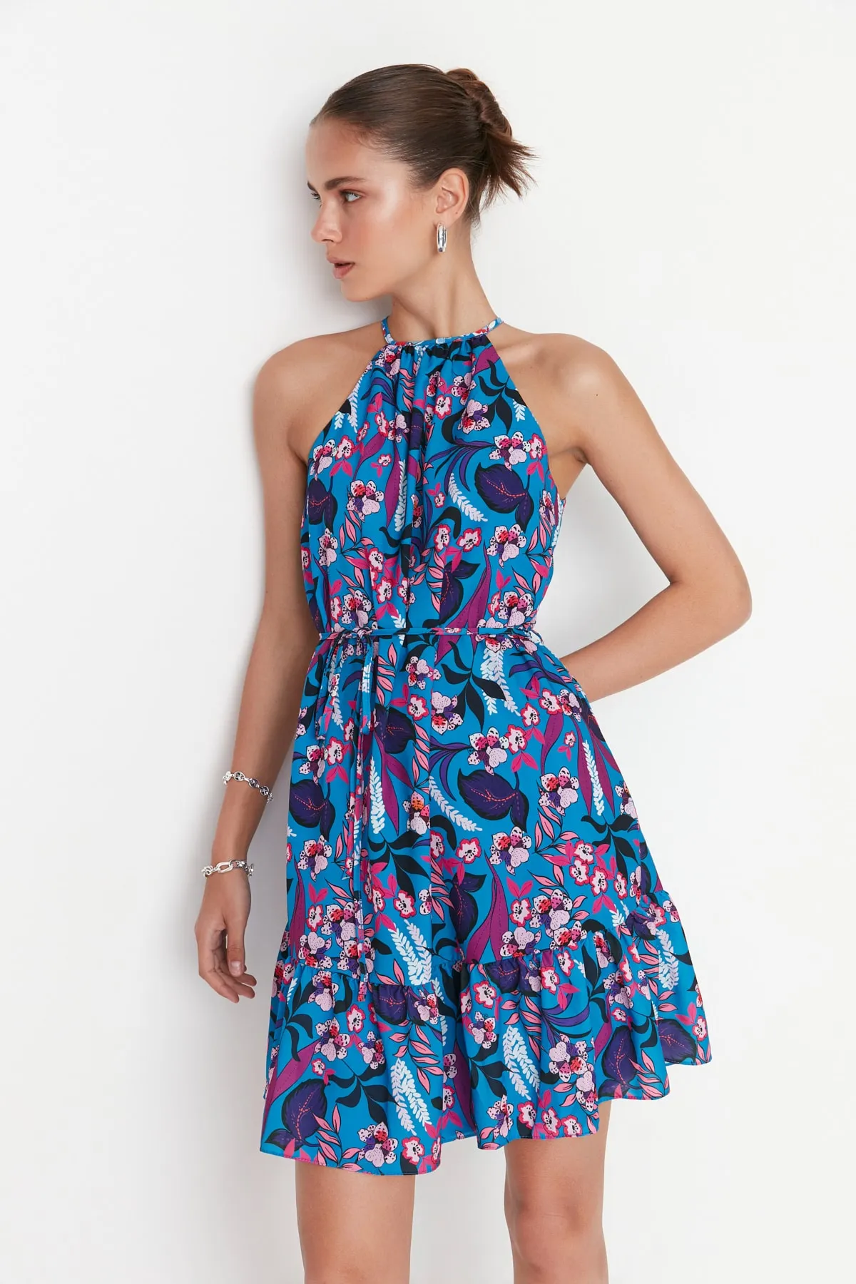 Trendyol Collection  Blaues, geblümtes A-Linien-Minikleid aus Webstoff mit Bindedetail TWOSS22EL00666