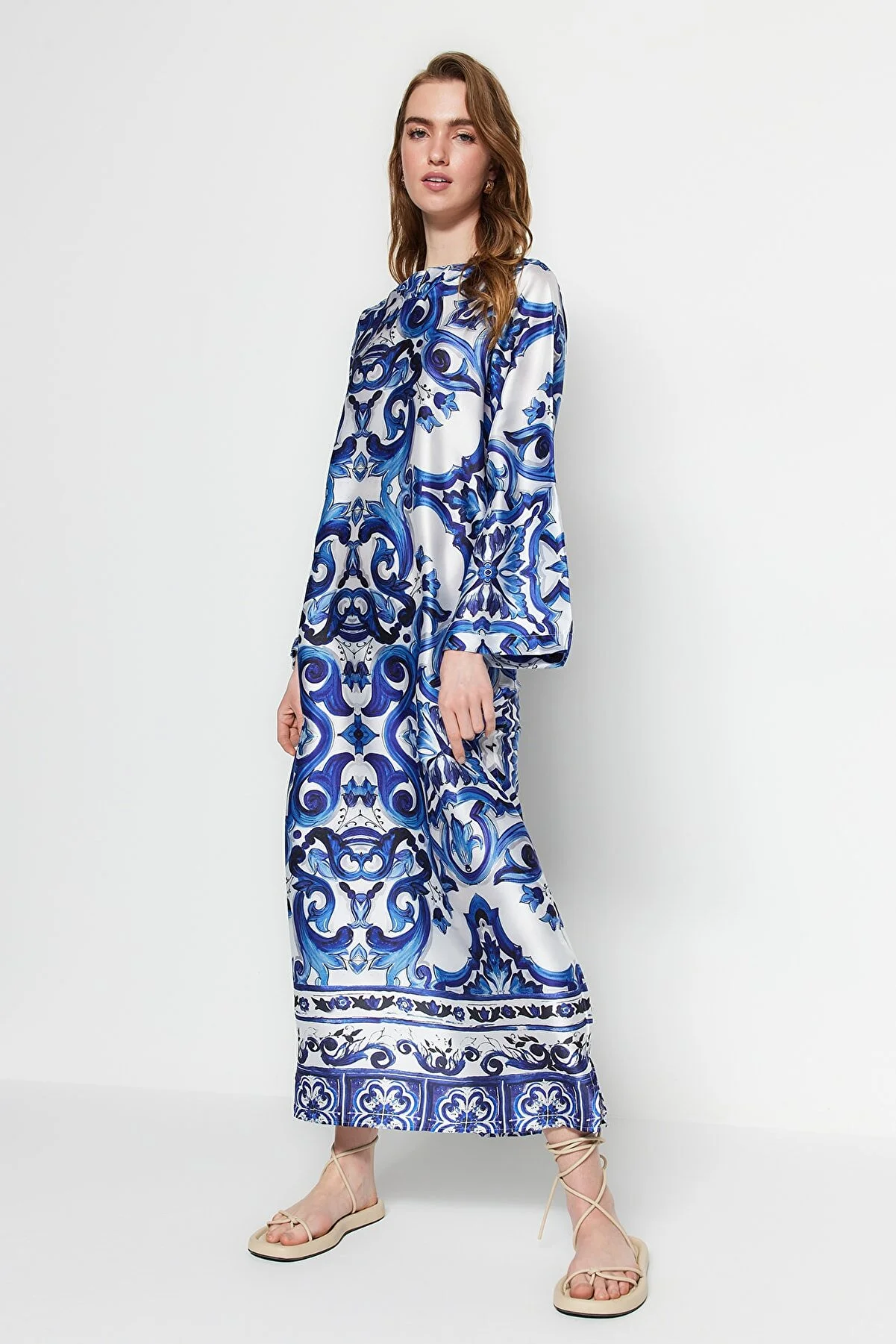 Trendyol Modest  Abendkleid mit ethnischem Muster und blauer Satinoberfläche TCTSS23DB00028