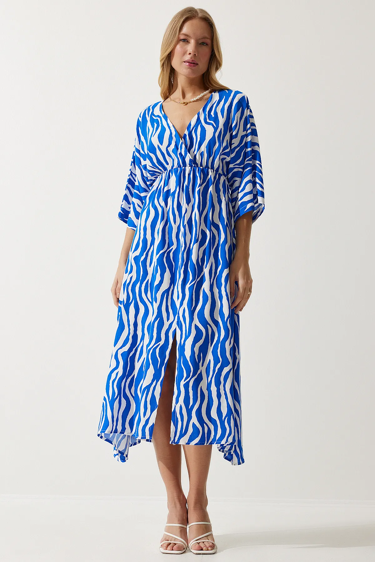 Happiness İstanbul  Blau-weißes, tiefes V-Ausschnitt-Sommerkleid aus Viskose für Damen, lang, CI00081