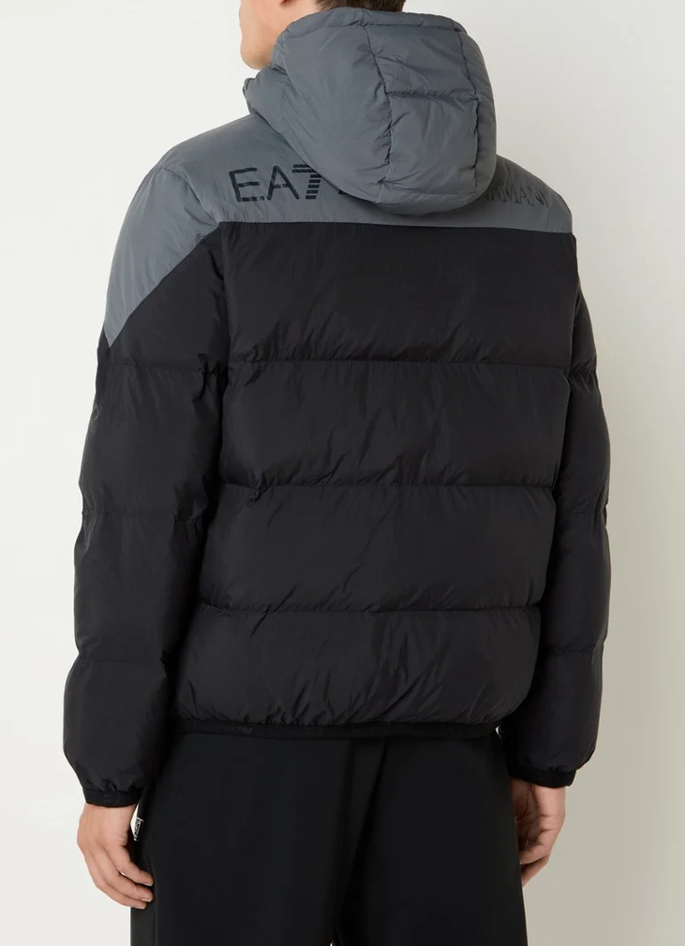 Jachetă cu pene Emporio Armani și pălărie cu logo