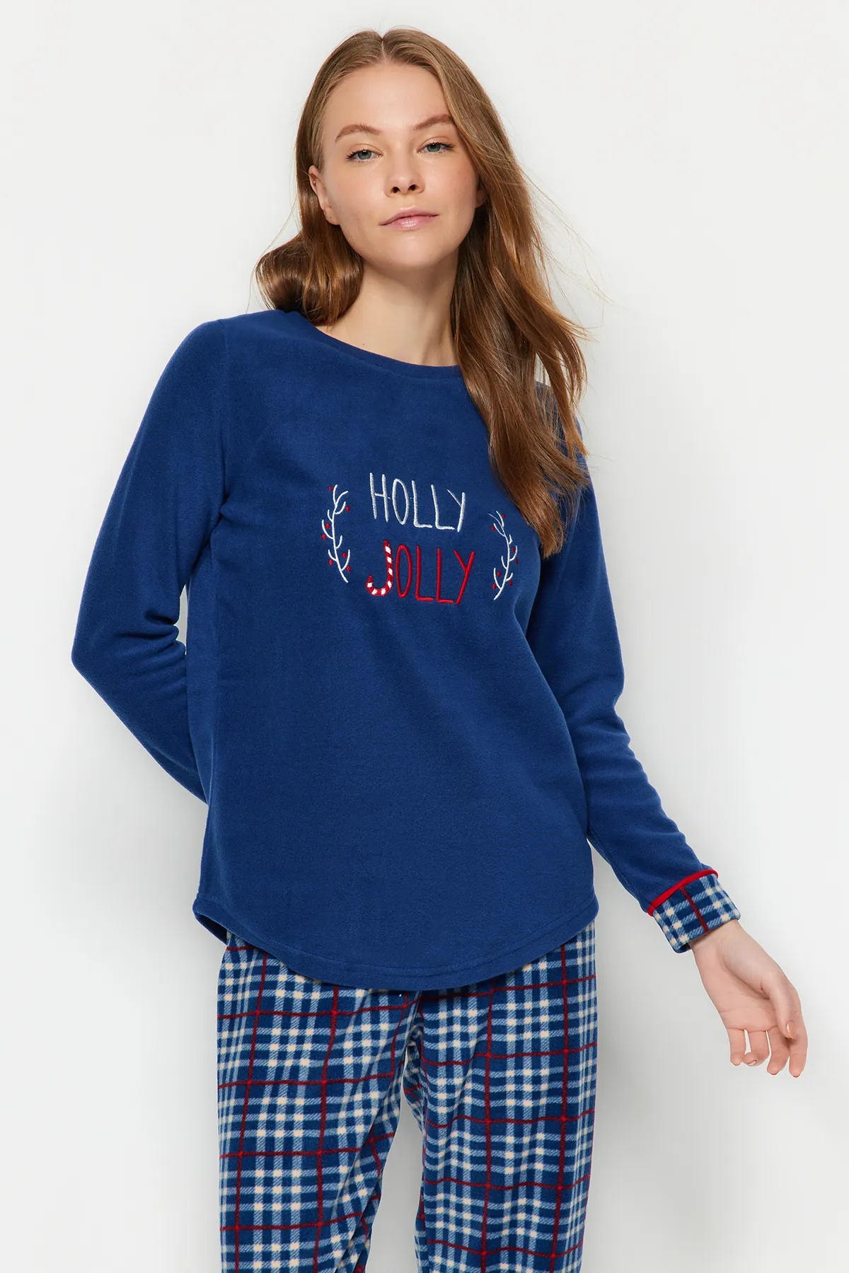 Trendyol Collection  Marineblaues Pyjama-Set aus Fleece mit Slogan und kariertem T-Shirt und Hose aus Strick THMAW24PT00277