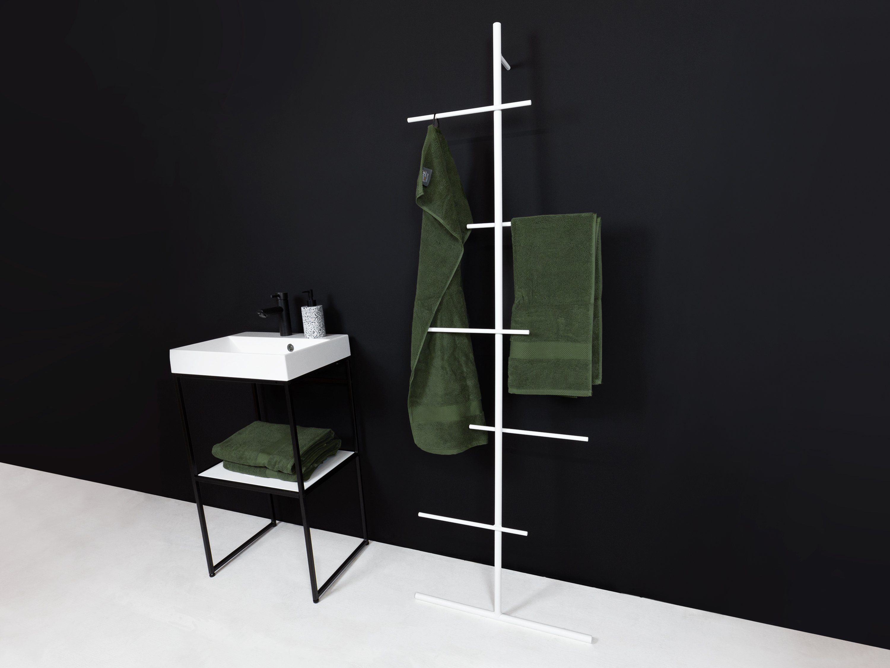 kommod Leiterregal SWENDRA, Kleiderleiter, Handtuchleiter – 180 x 60 x 12 cm – Metall weiß