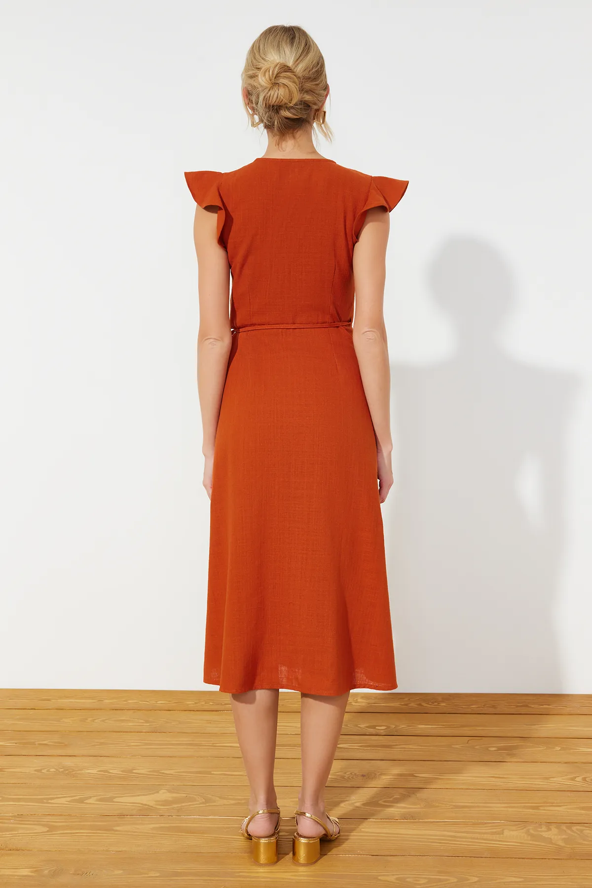 Trendyol Collection  Zweireihiges Midi-Kleid in gewebter Leinenoptik mit gefliestem Rüschendetail TWOSS24EL00071