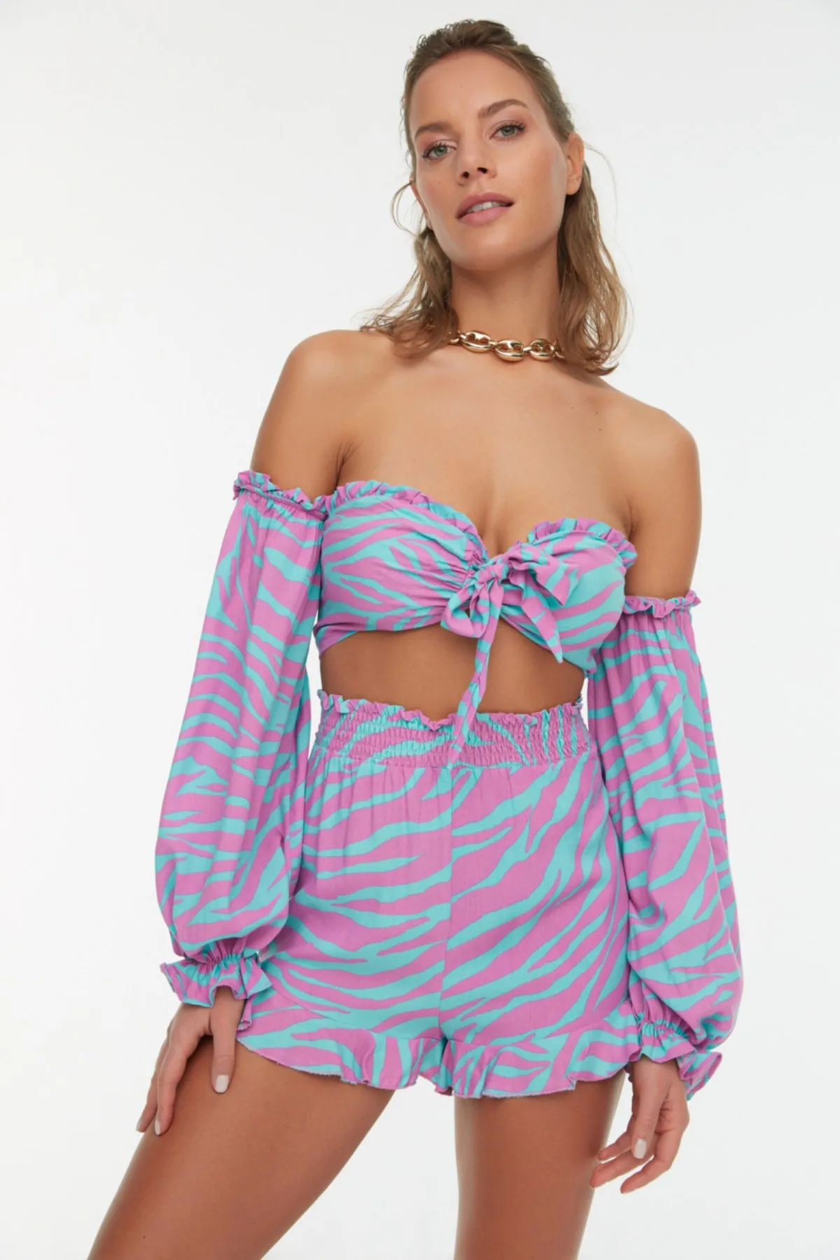 Trendyol Collection  Set aus gewebter Bluse und Shorts mit Tiermuster und Bindeband TBESS22AU0016