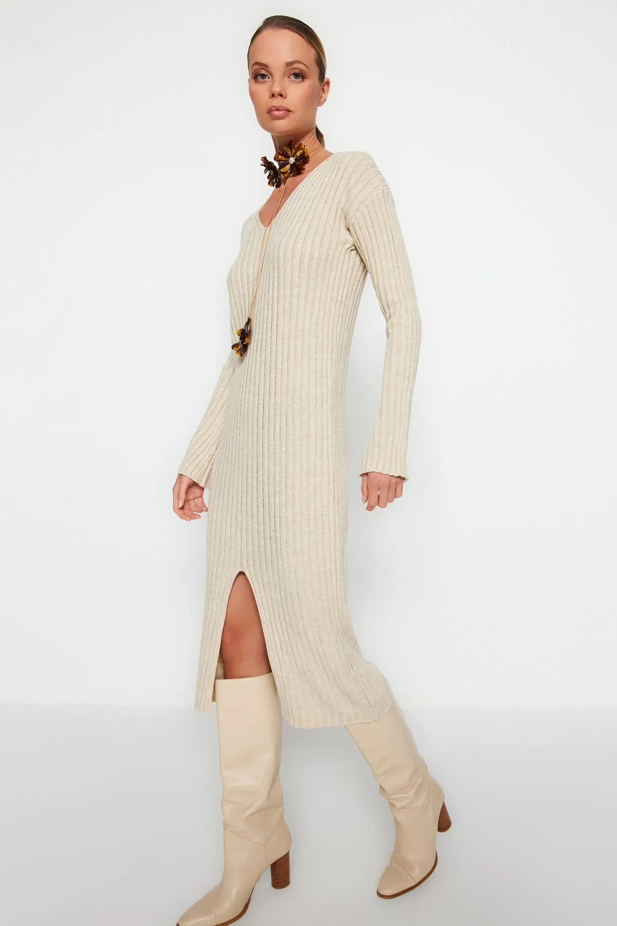 Trendyol Collection  Steinfarbenes Midi-Strickkleid mit V-Ausschnitt TWOAW24EL00066