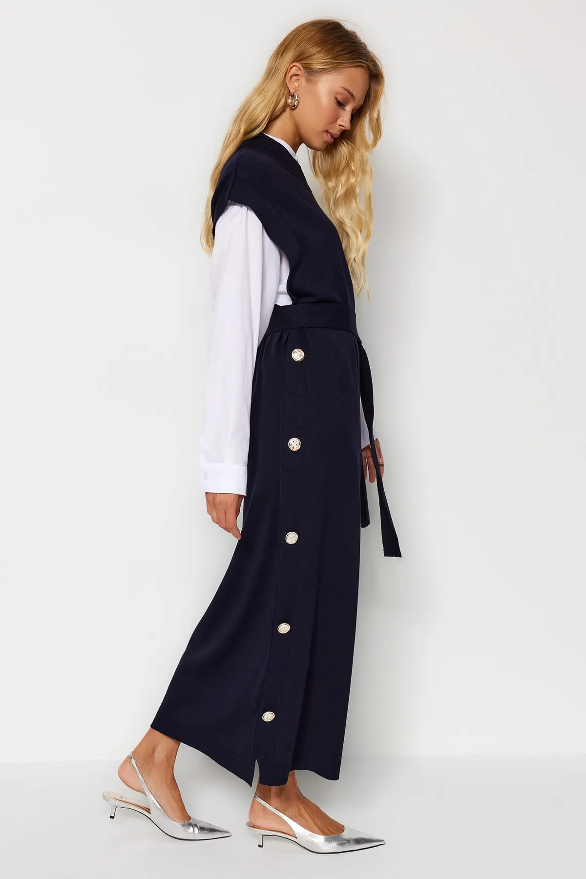 Trendyol Modest  Marineblaues Strickpulloverkleid mit Knöpfen und Details TCTAW24UV00038