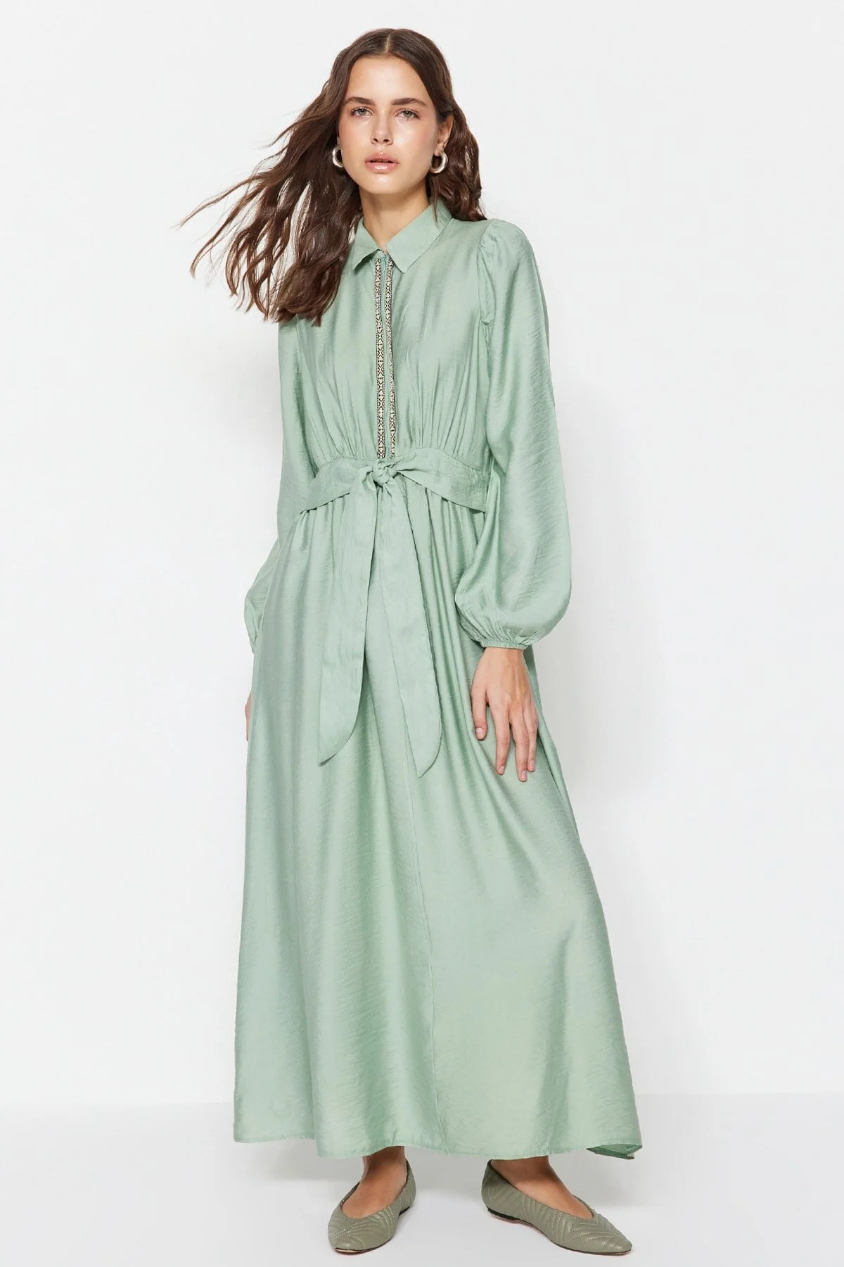 Trendyol Modest  Hellkhakifarbenes, gewebtes Kleid in Leinenoptik mit Schnürung und Streifendetails TCTSS23EB00272