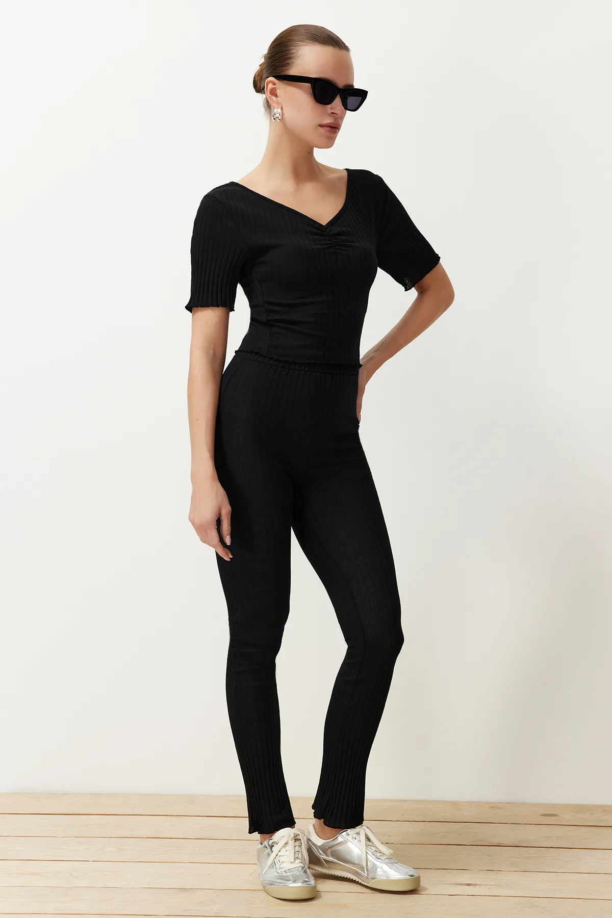 Trendyol Collection  Schwarzes Set aus gerippter, dehnbarer Strickbluse mit V-Ausschnitt und Hose sowie Oberteil und Unterteil TWOSS24AU00100