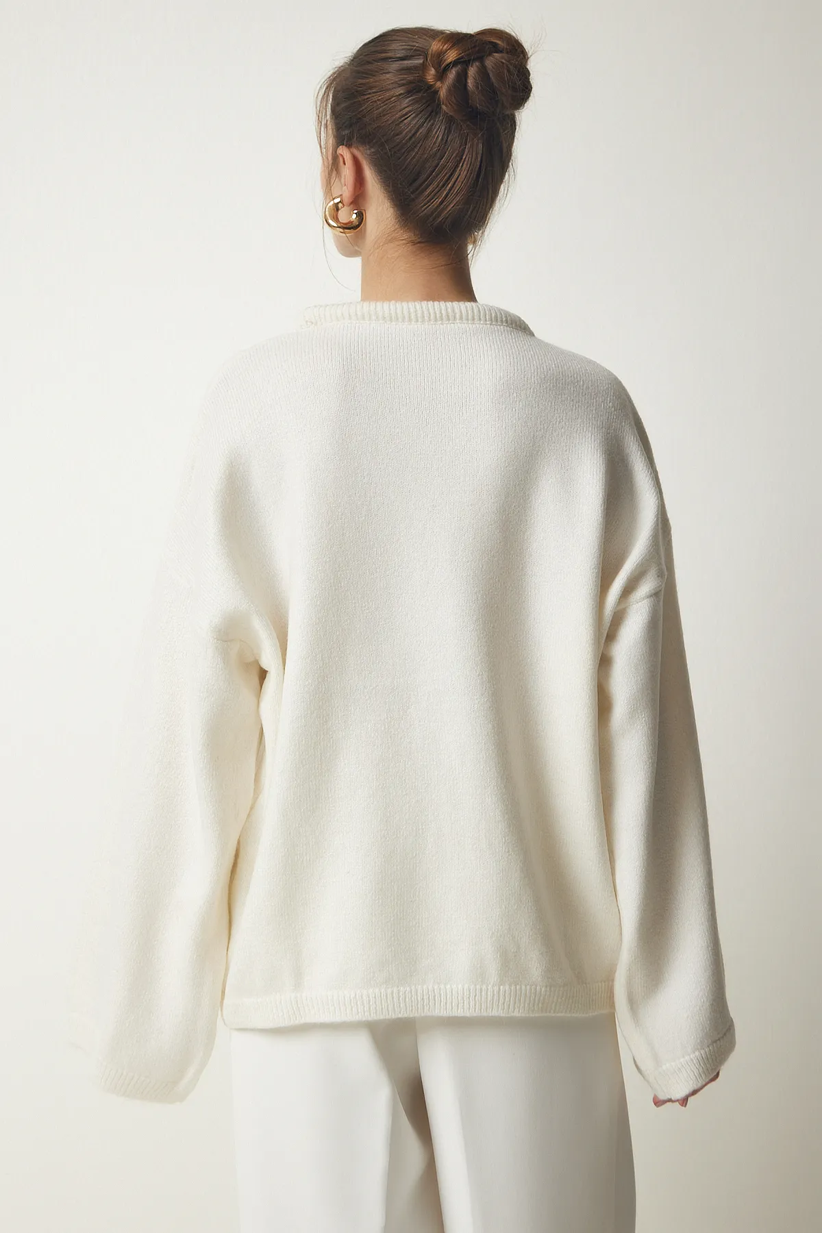 Happiness İstanbul  Ecrufarbener Oversize-Strickpullover für Damen im Basic-Stil KB00034