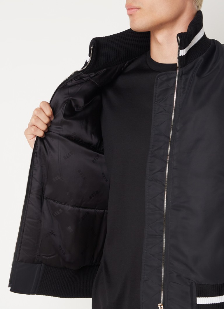 MSGM-pilottitakki, jossa logobrodeeraus