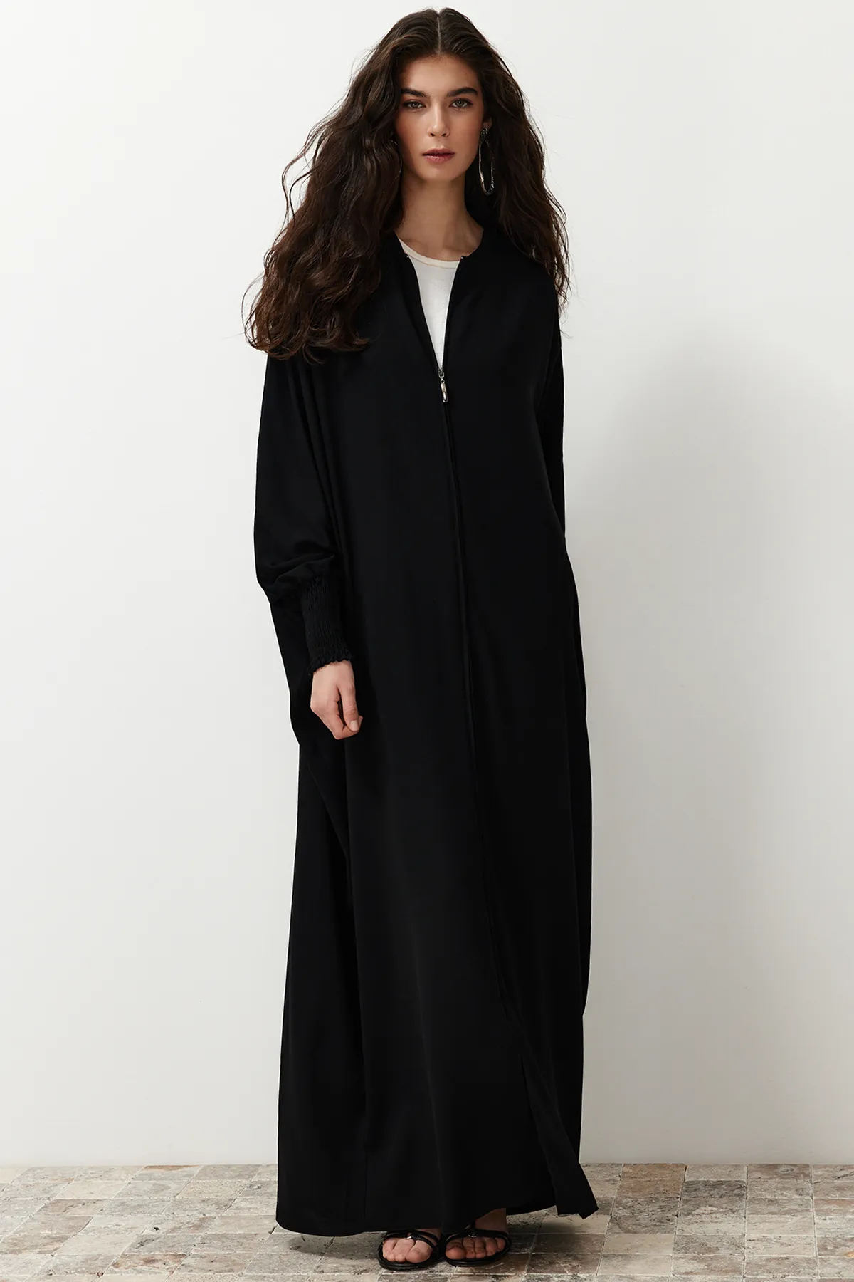Trendyol Modest  Schwarze gewebte Kappe mit Fledermausärmeln und Abaya in weiter Passform TCTSS24KF00021