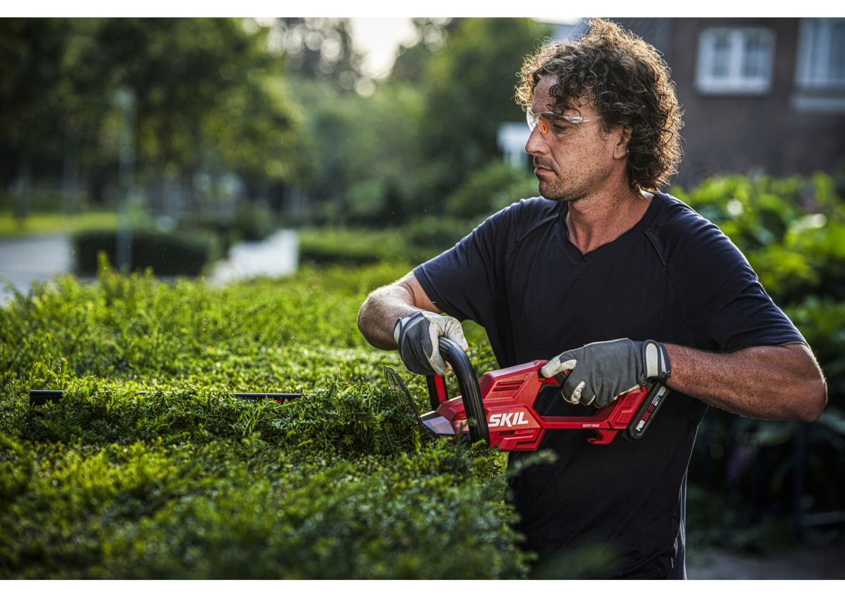 SKIL GH1E0440AA Nožnice na živý plot 55 cm 20 mm 20 V bezuhlíkové vrátane 2,0 Ah batérie a nabíjačky