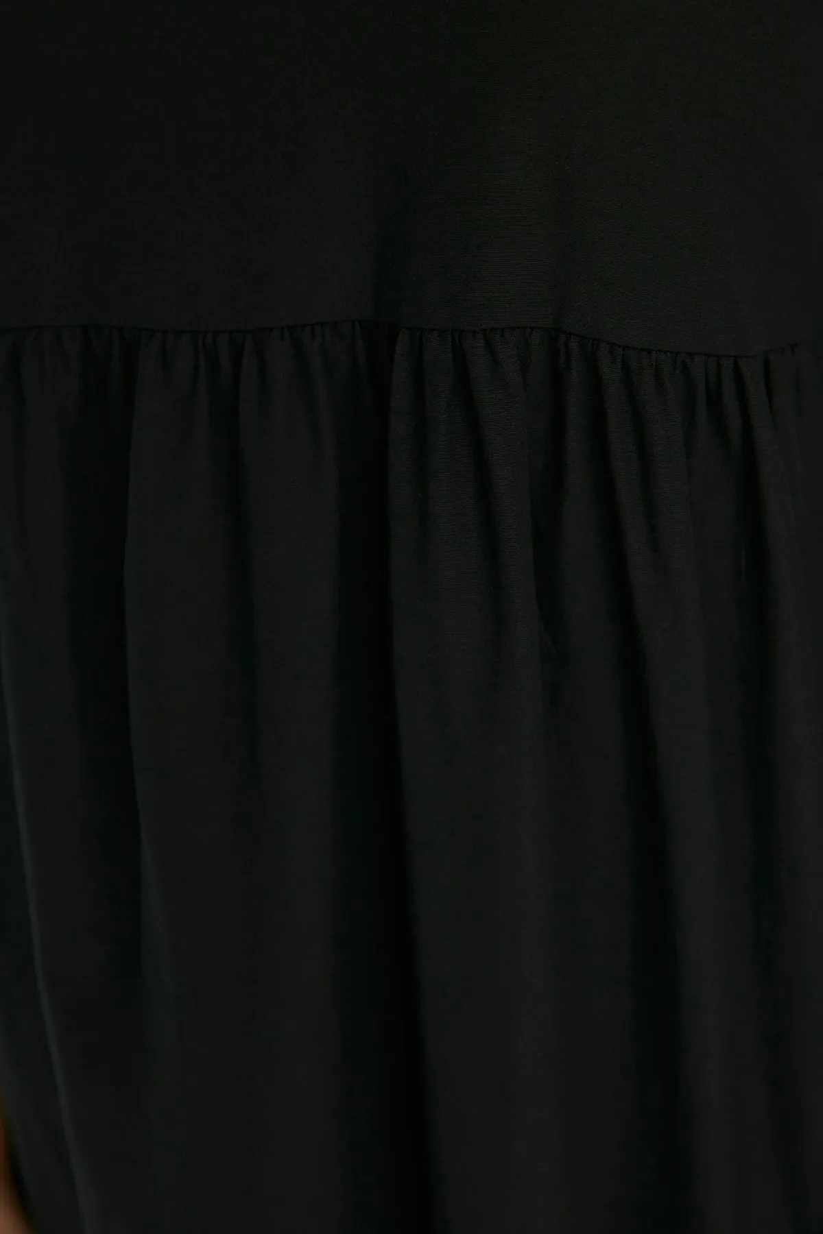 Trendyol Modest  Schwarzes, gerafftes, gewebtes Kleid aus Baumwolle mit weitem Schnitt TCTSS21EL3406