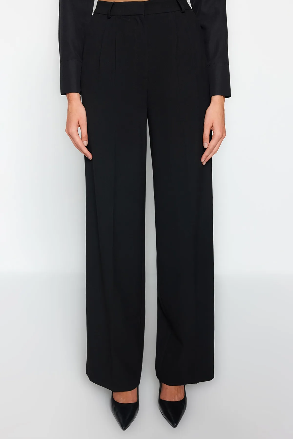 Trendyol Collection  Schwarze Webhose mit weitem Bein TPRAW23PL00016