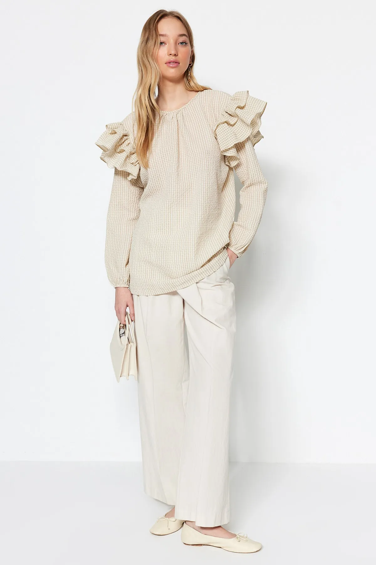 Trendyol Modest  Beigefarbene Seersucker-Gingham-Tunika mit Ärmeln und Schwungradgewebe TCTSS23UK00014