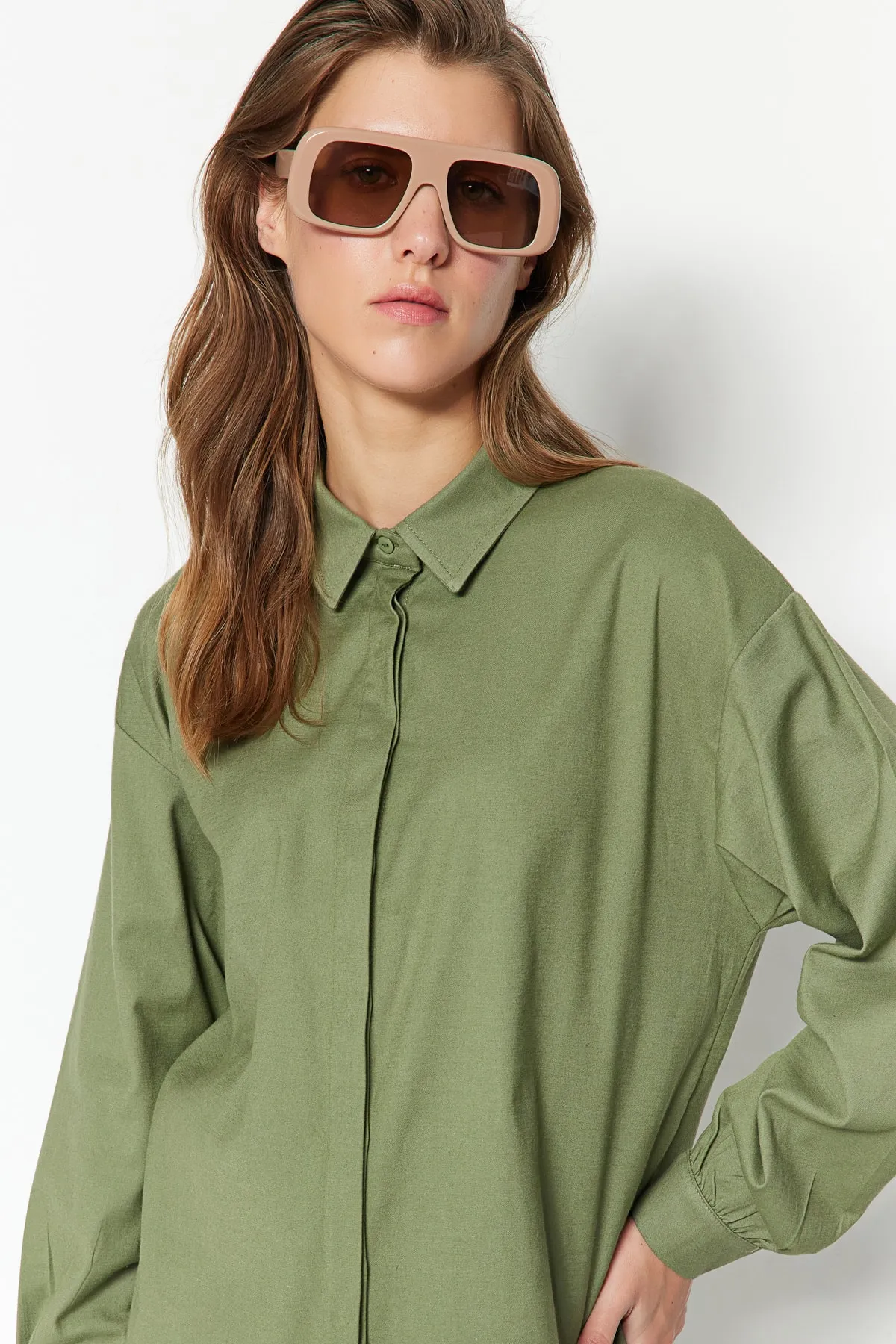 Trendyol Modest  Khakifarbenes, gewebtes Hemd mit Gimpen auf der Rückseite TCTSS23TG00061