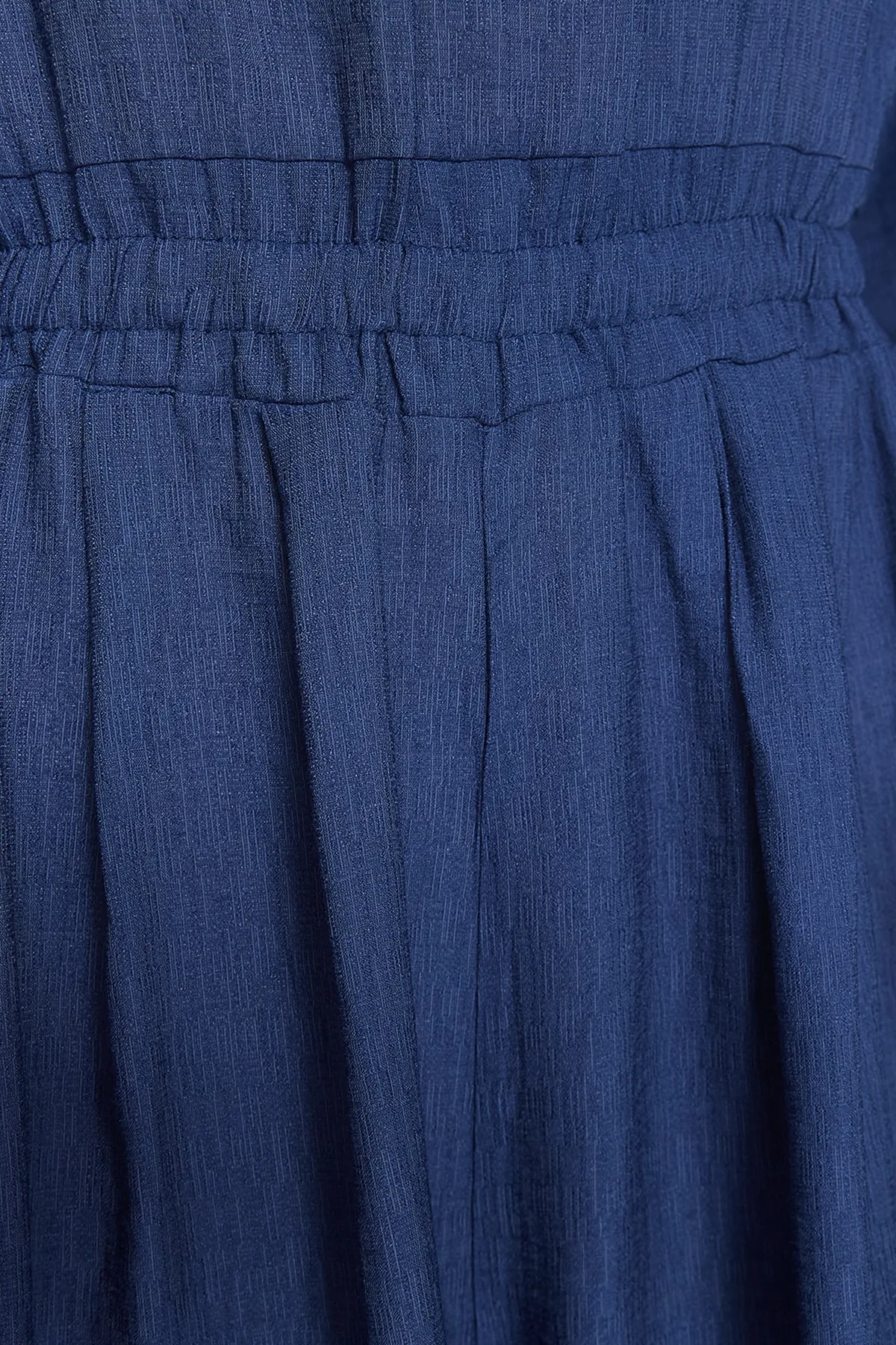 Trendyol Modest  Indigofarbener Overall mit Rundhalsausschnitt, elastischer Taille, entspanntem Schnitt und weitem Bein TCTSS21TU0206