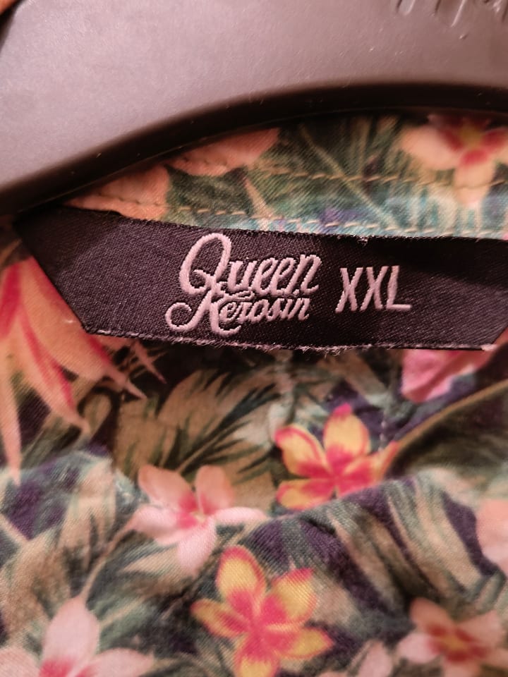 Queen Kerosin Queen Kerosin Bluse mit tropischem Muster in grün günstig kaufen XXL