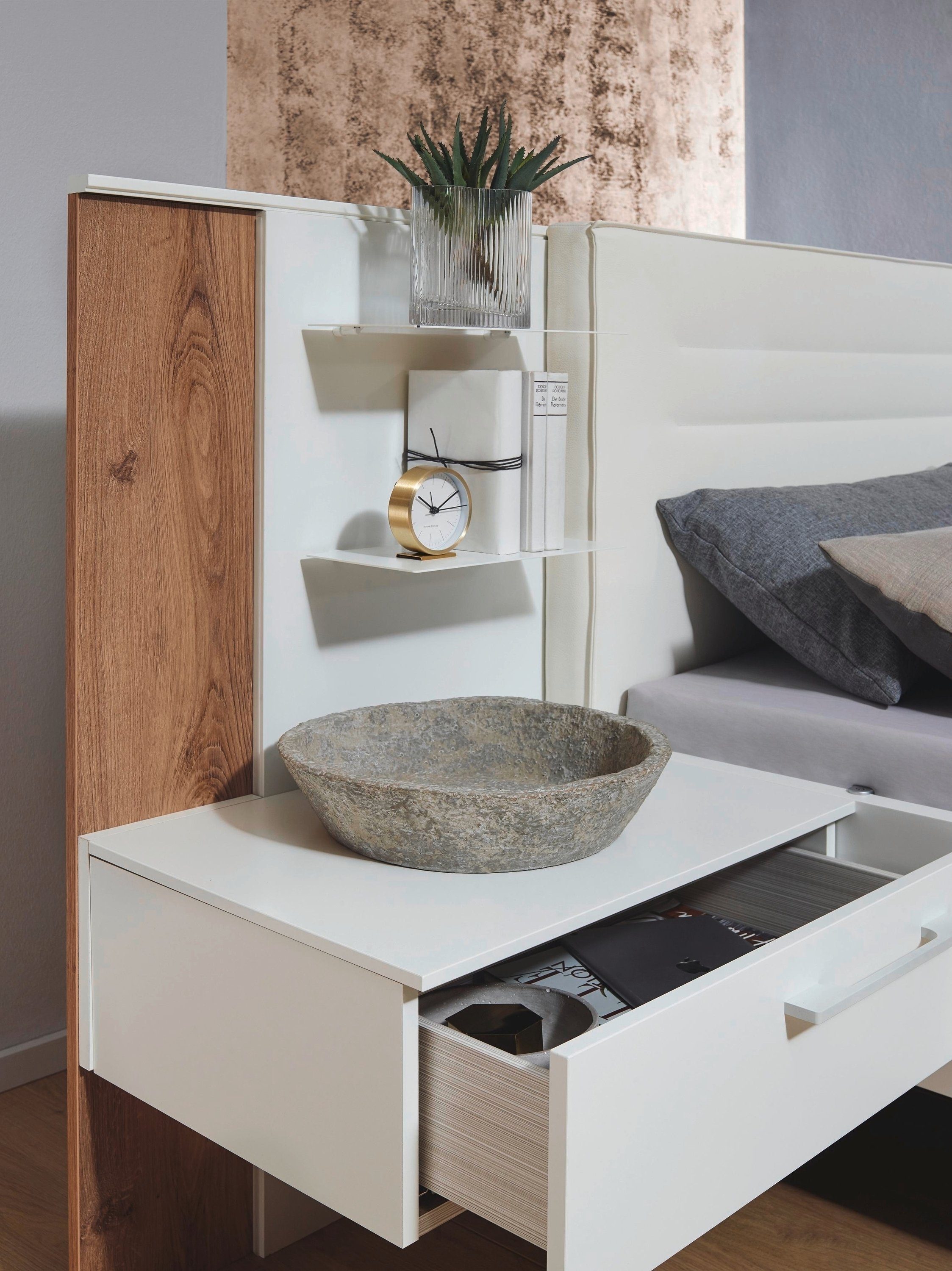 rauch Schlafzimmer-Set Valetta, Schrank, Bett, 2 Nachttische und 2 Paneele, optional mit Beleuchtung