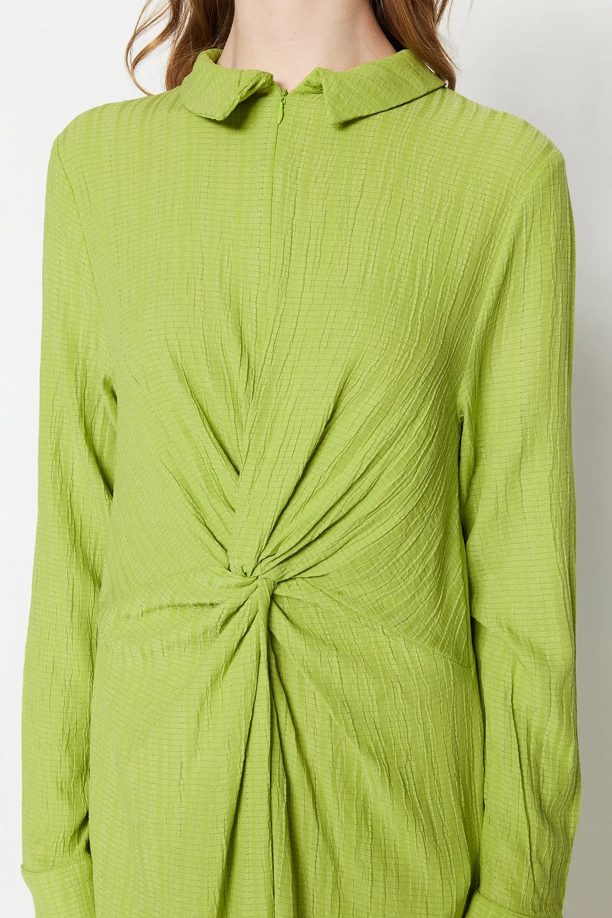 Trendyol Modest  Hellgrünes gewebtes Kleid mit Knoten vorne und Reißverschlussdetails TCTSS23EB00137