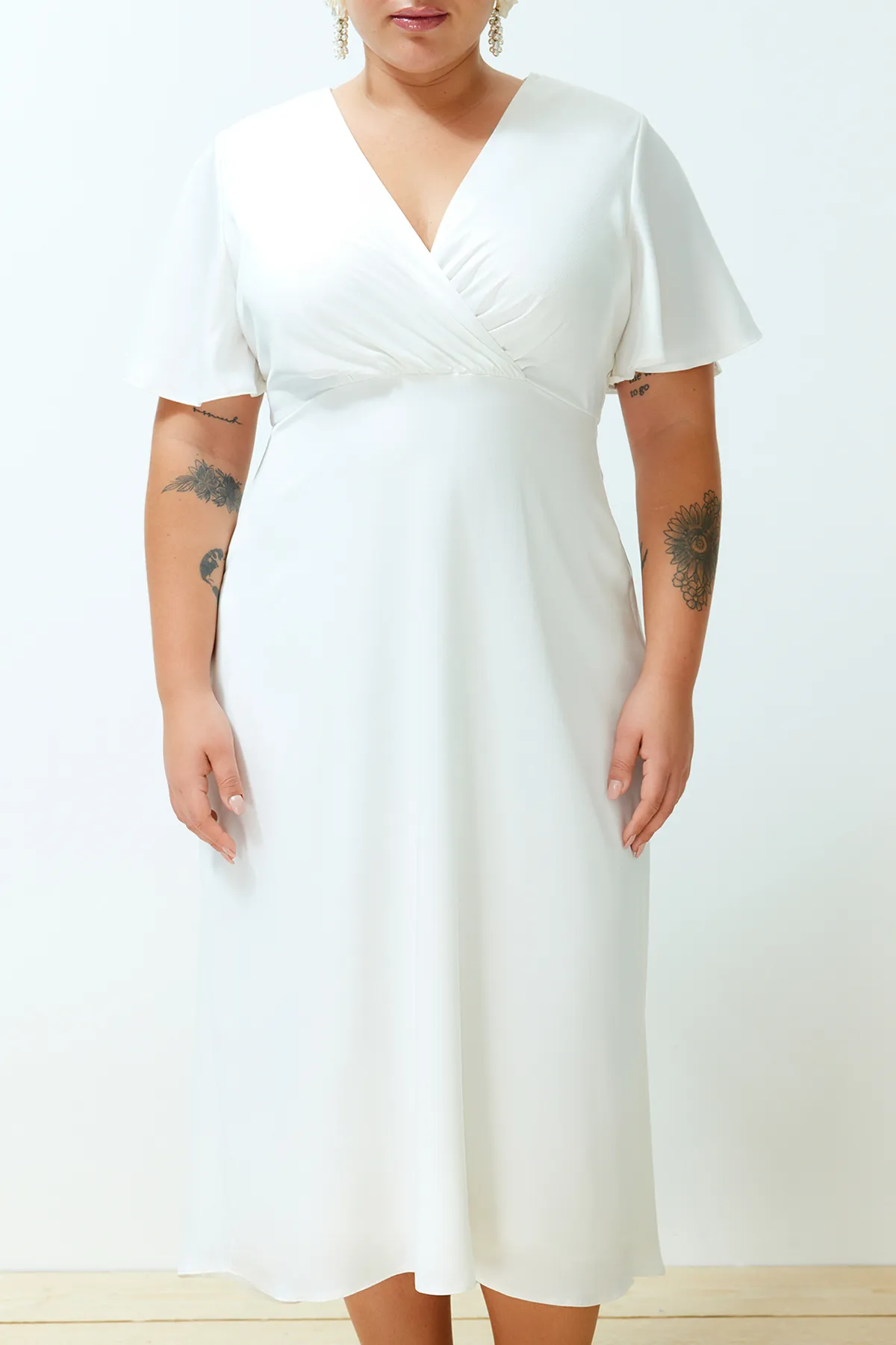 Trendyol Curve  Zweireihiges, gewebtes Brautkleid aus weißem Satin TBBSS24AH00106