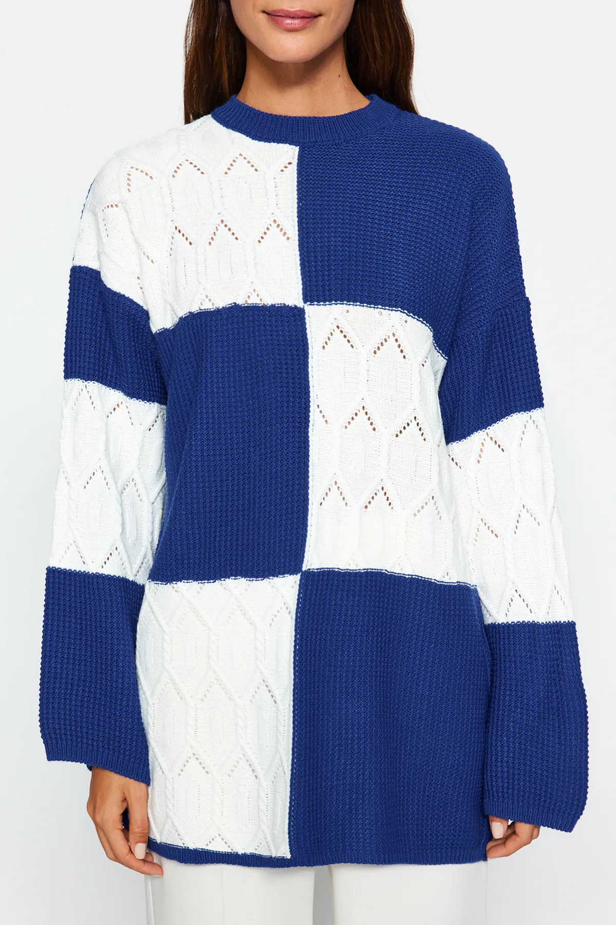 Trendyol Modest  Blauer durchbrochener/perforierter Farbblock-Strickpullover TCTAW24AK00055