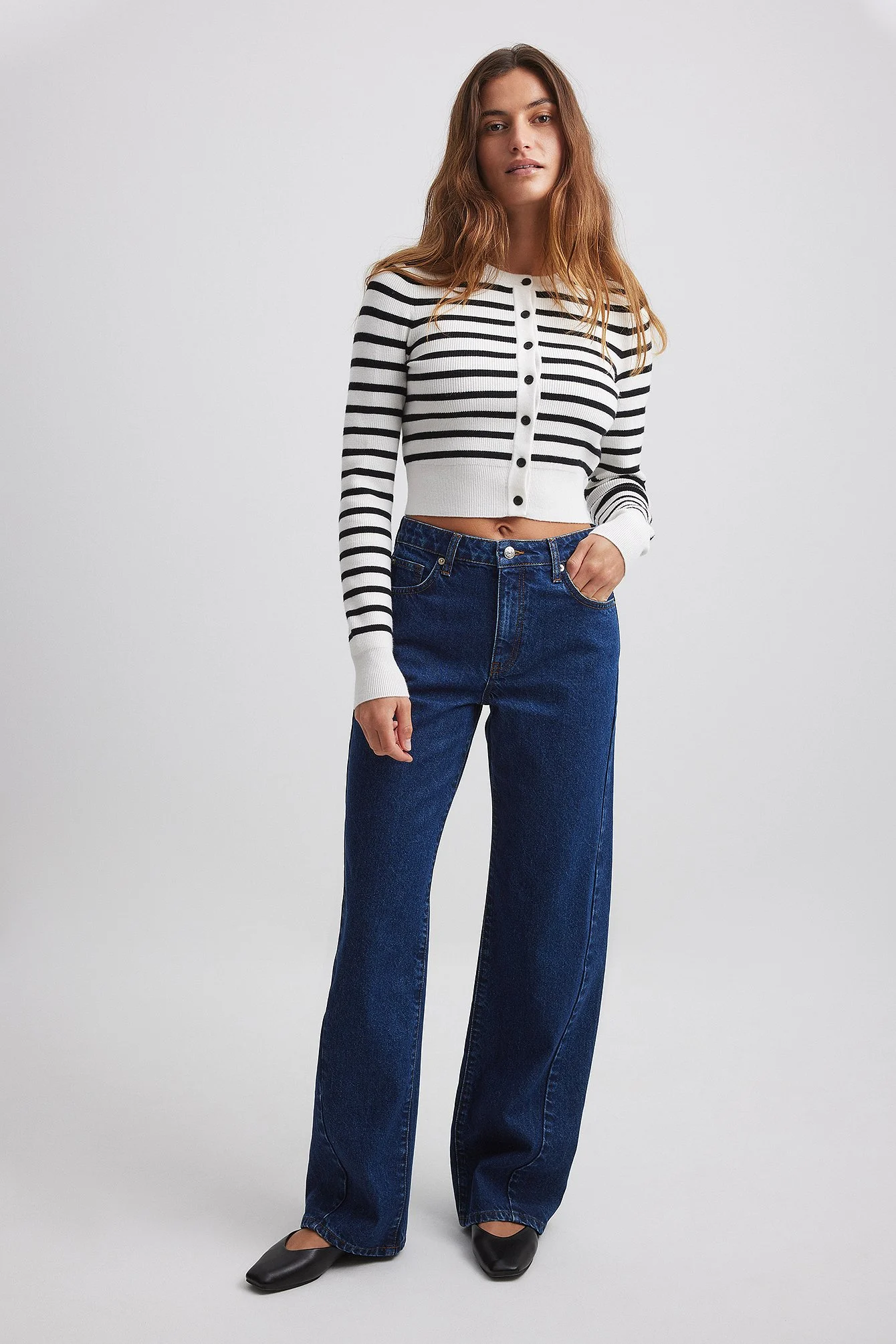 Gerade weite Jeans mit mittlerer Taille und Nahtdetails