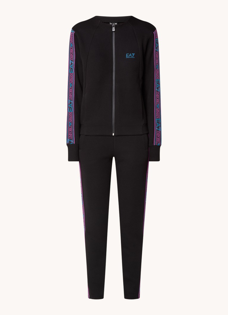 Emporio Armani -verryttelyasu logolla ja sivutaskuilla