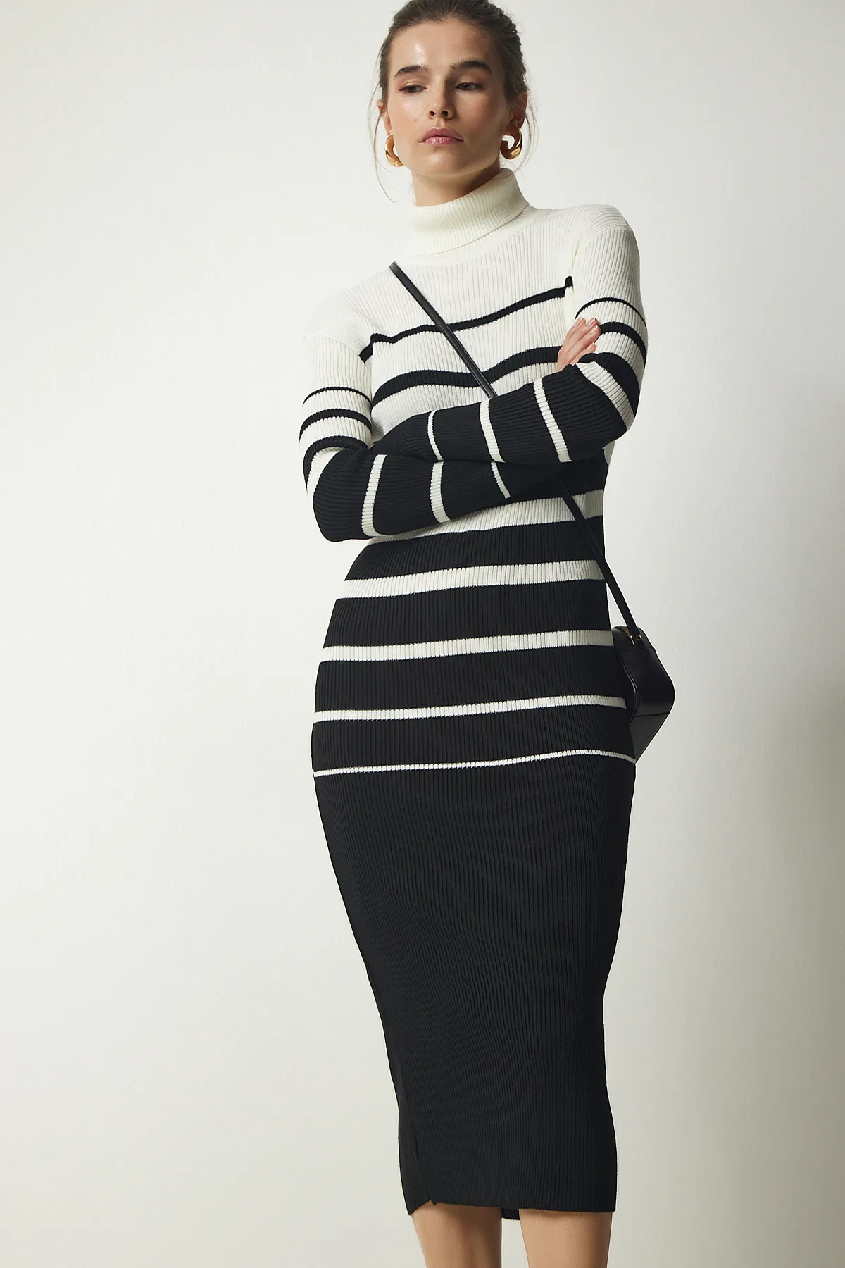 Happiness İstanbul  Ecru-schwarzes Rollkragenpullover aus gestreiftem Cord-Strickkleid für Damen DD01264