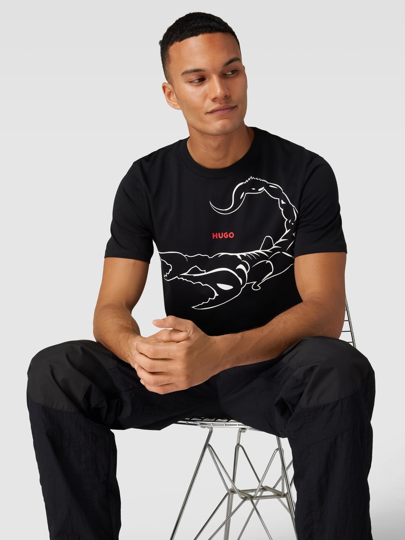 T-Shirt mit Motiv-Print Modell 'Darpione' in schwarz