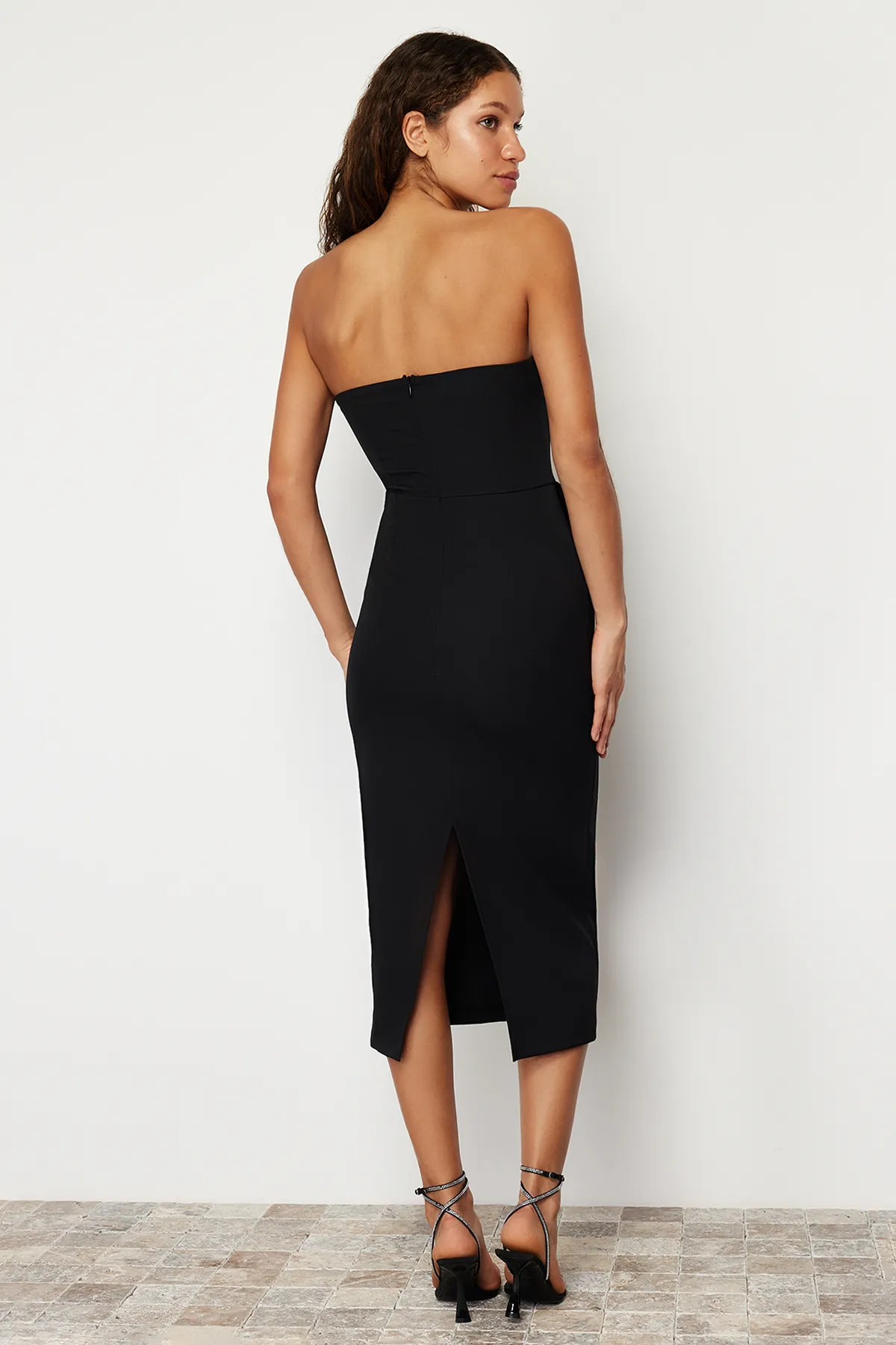 Trendyol Collection  Schwarzes, gewebtes, elegantes Abendkleid mit Volants TPRSS24EL00081