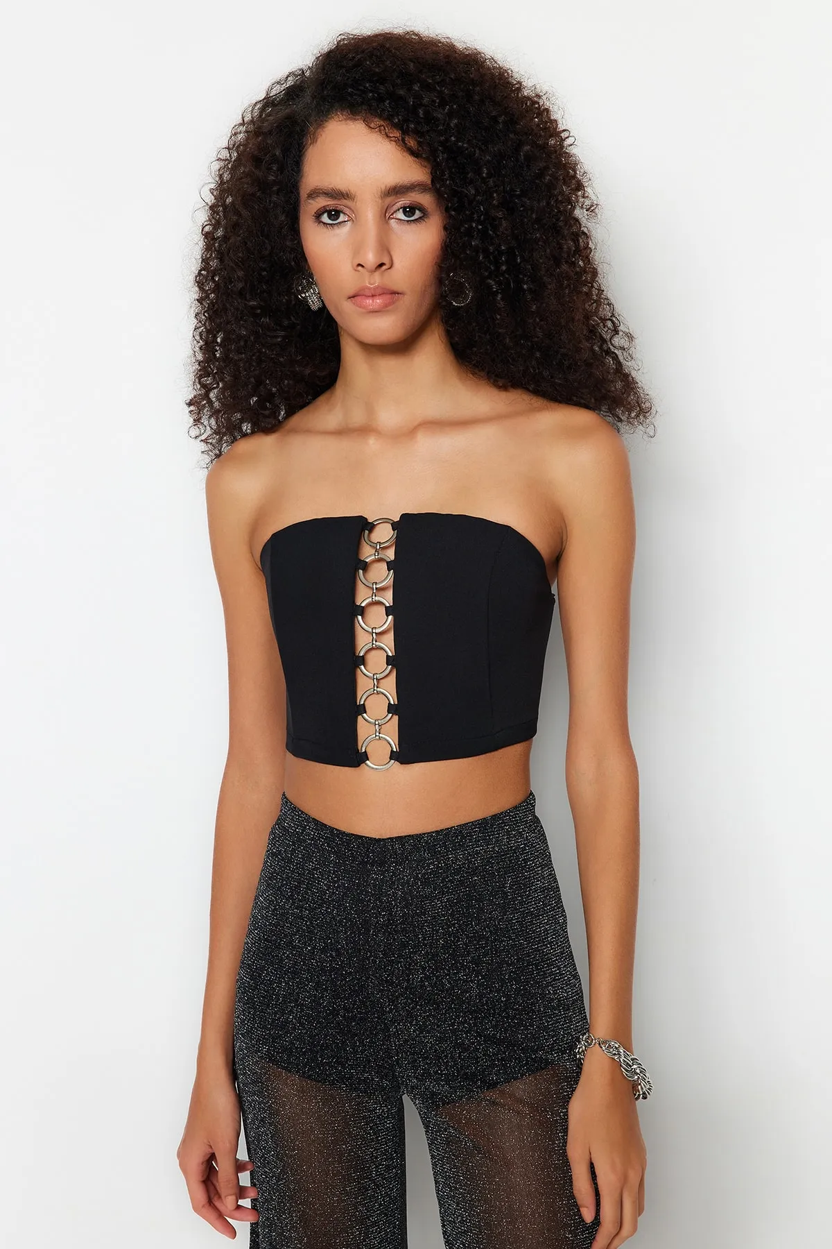 Trendyol Collection  Schwarzes, bauchfreies, gefüttertes Bustier mit gewebten Accessoires TPRSS23BS00119