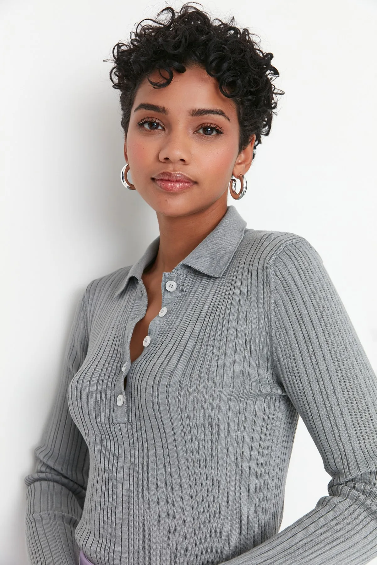 Trendyol Collection  Grauer gerippter Strickpullover mit Polokragen TWOAW21KZ0773