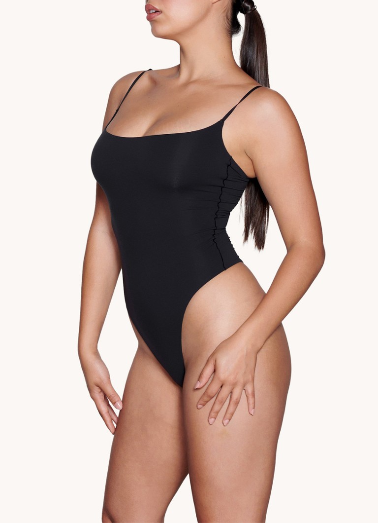 SKIMS, un perizoma elasticizzato che si adatta a tutte le forme del corpo.