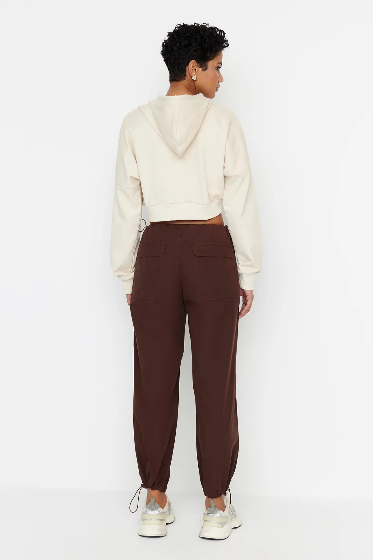 Trendyol Collection  Braune Stopper-Fallschirmhose mit normaler Taille TWOAW23JE00738