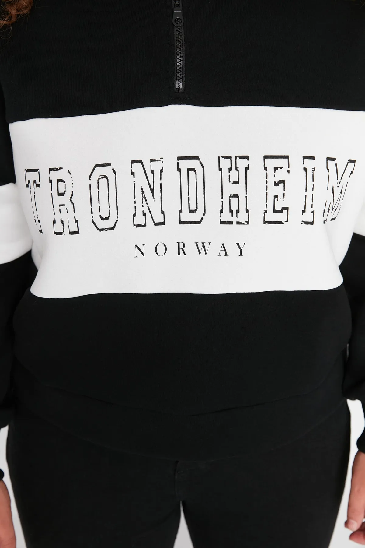 Trendyol Curve  Schwarzes Strick-Sweatshirt mit Farbblockierung, Reißverschluss und Stehkragen, dick, erhöht, TBBAW23AO00073