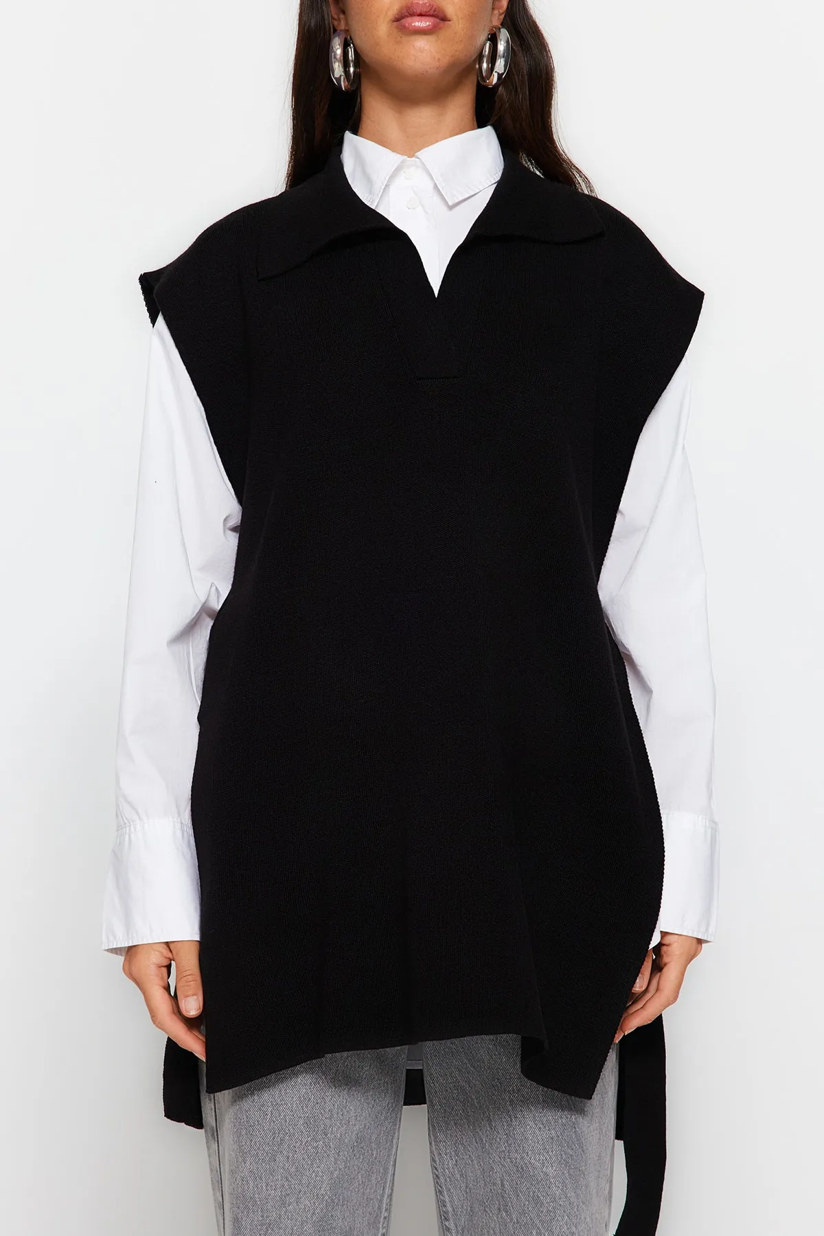 Trendyol Modest  Schwarzer Strickpullover mit Polokragen und seitlichem Bindeband TCTAW24UV00028