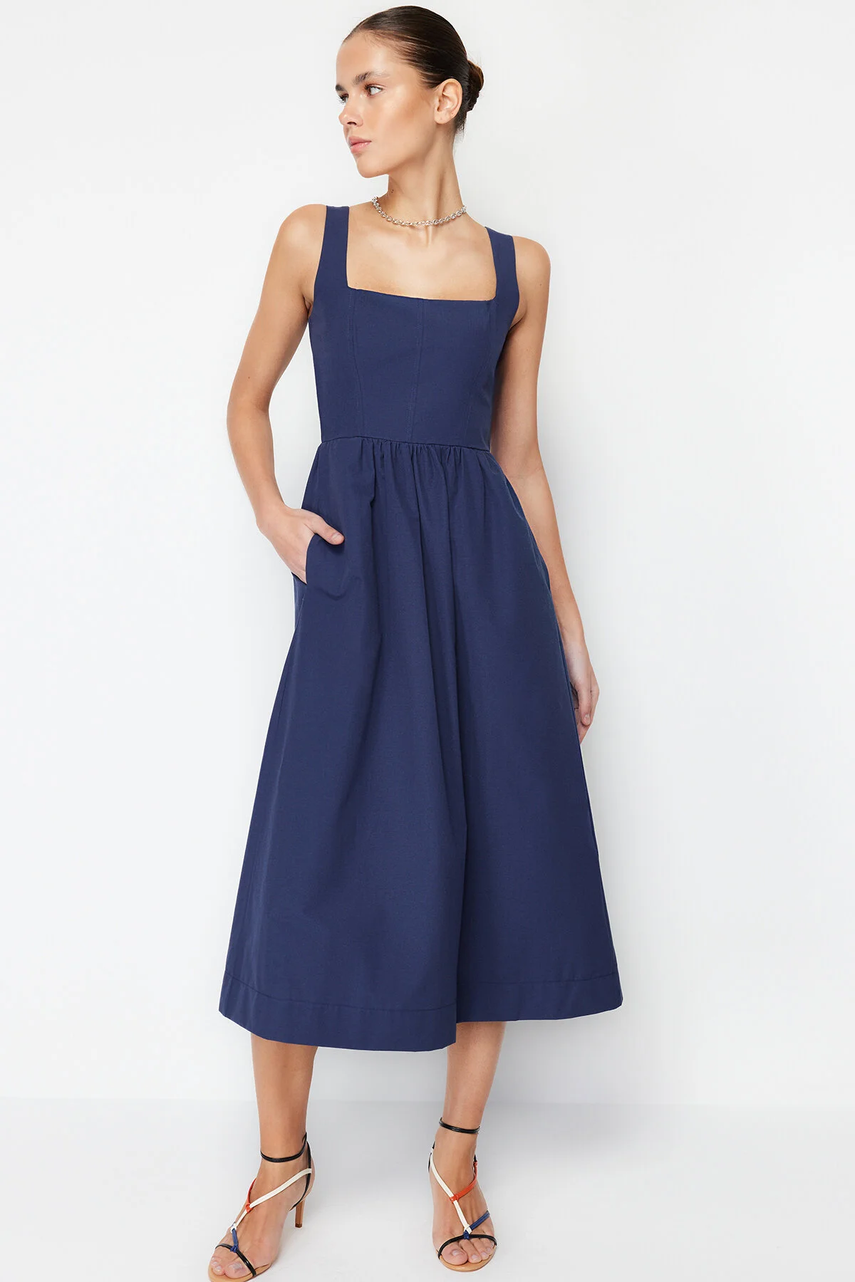 Trendyol Collection  Midi-Korsett-Webkleid mit Indigo-Taille und Nähdetail TWOSS24EL00038