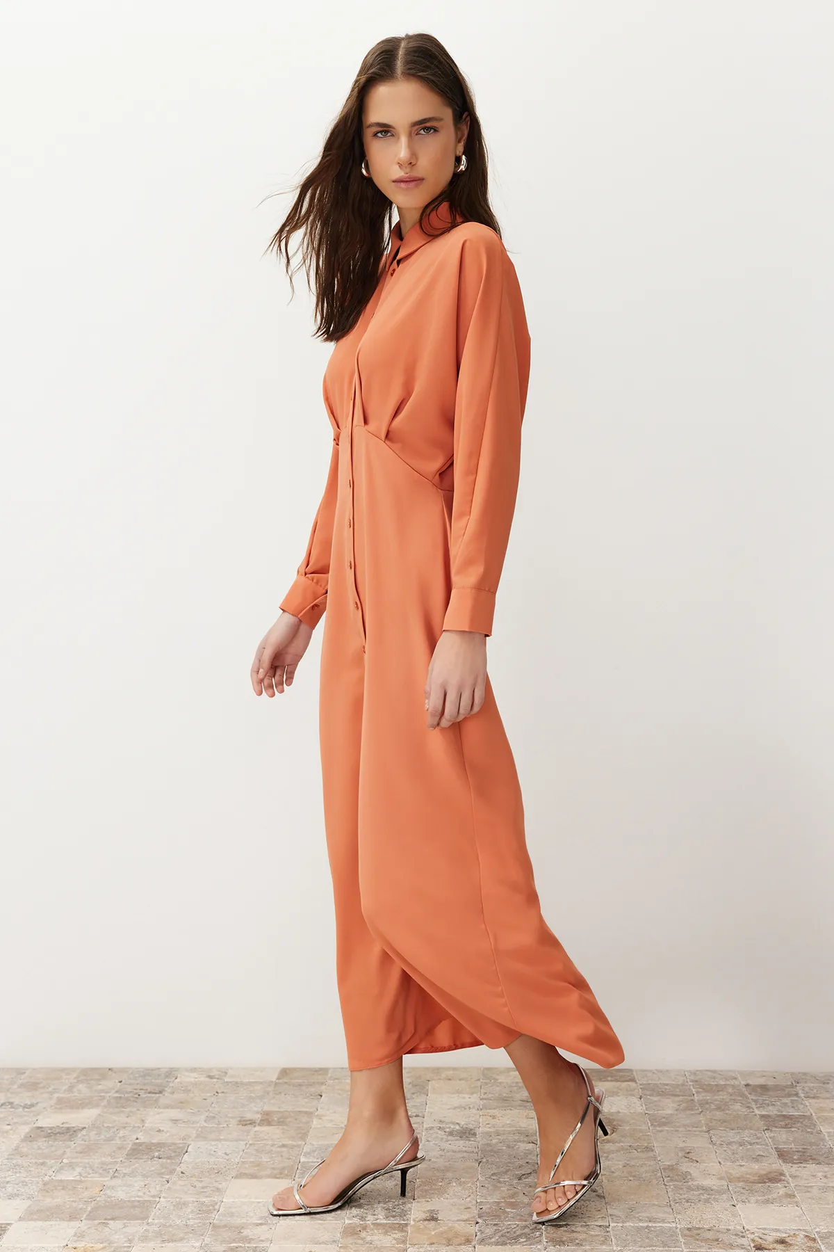 Trendyol Modest  Gewebtes Hemdblusenkleid mit Fliesendetail TCTSS24EB00011