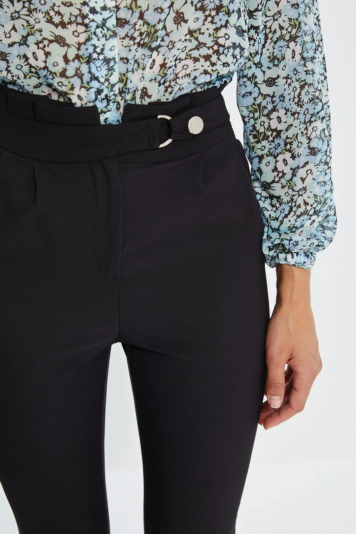 Trendyol Collection  Gewebte, plissierte Hose mit schwarzem Gürtel und Zigarette, schmales Bein, TWOSS20PL0131