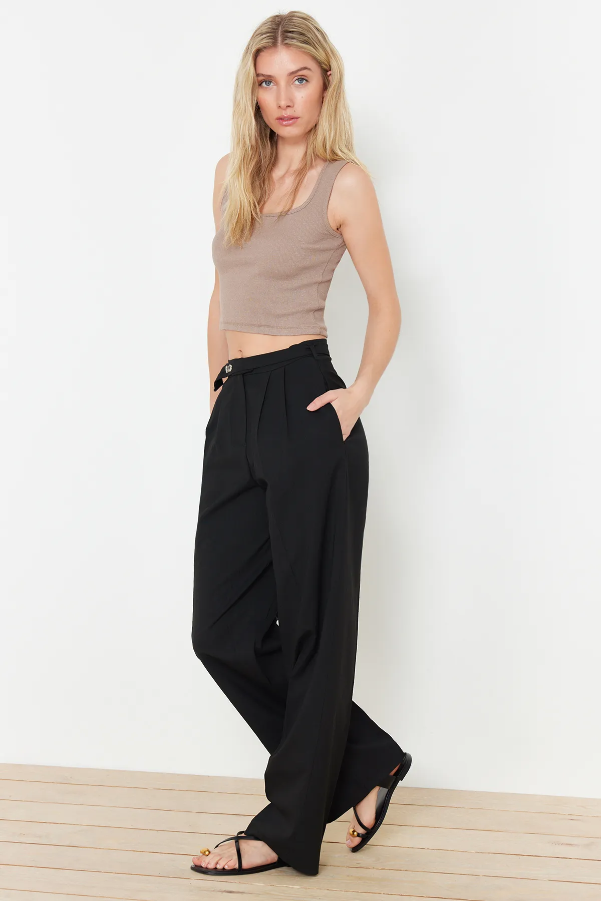 Trendyol Collection  Schwarze gerade/gerade geschnittene Hose mit Gürteldetail TWOSS24PL00023