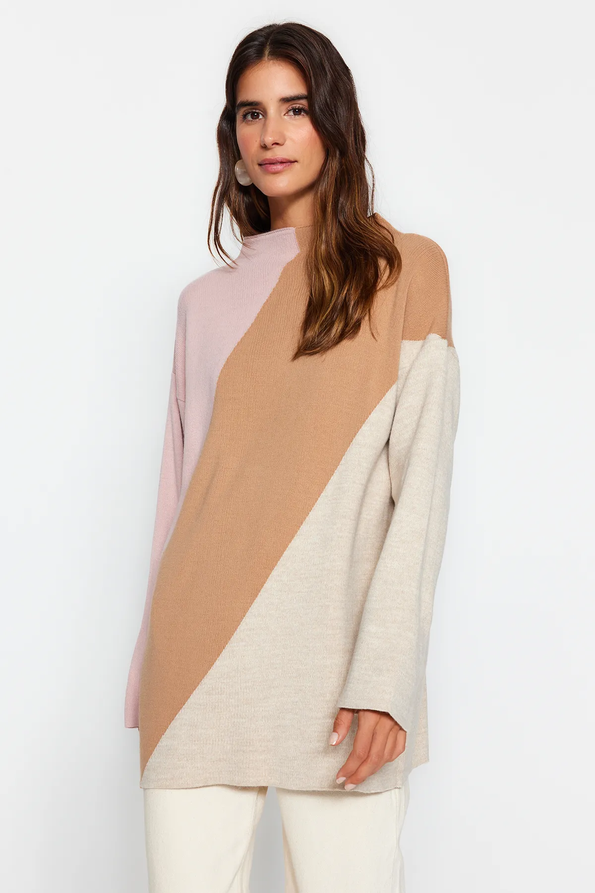 Trendyol Modest  Puderfarbener Strickpullover mit Stehkragen und Blockfarben TCTAW24AK00006