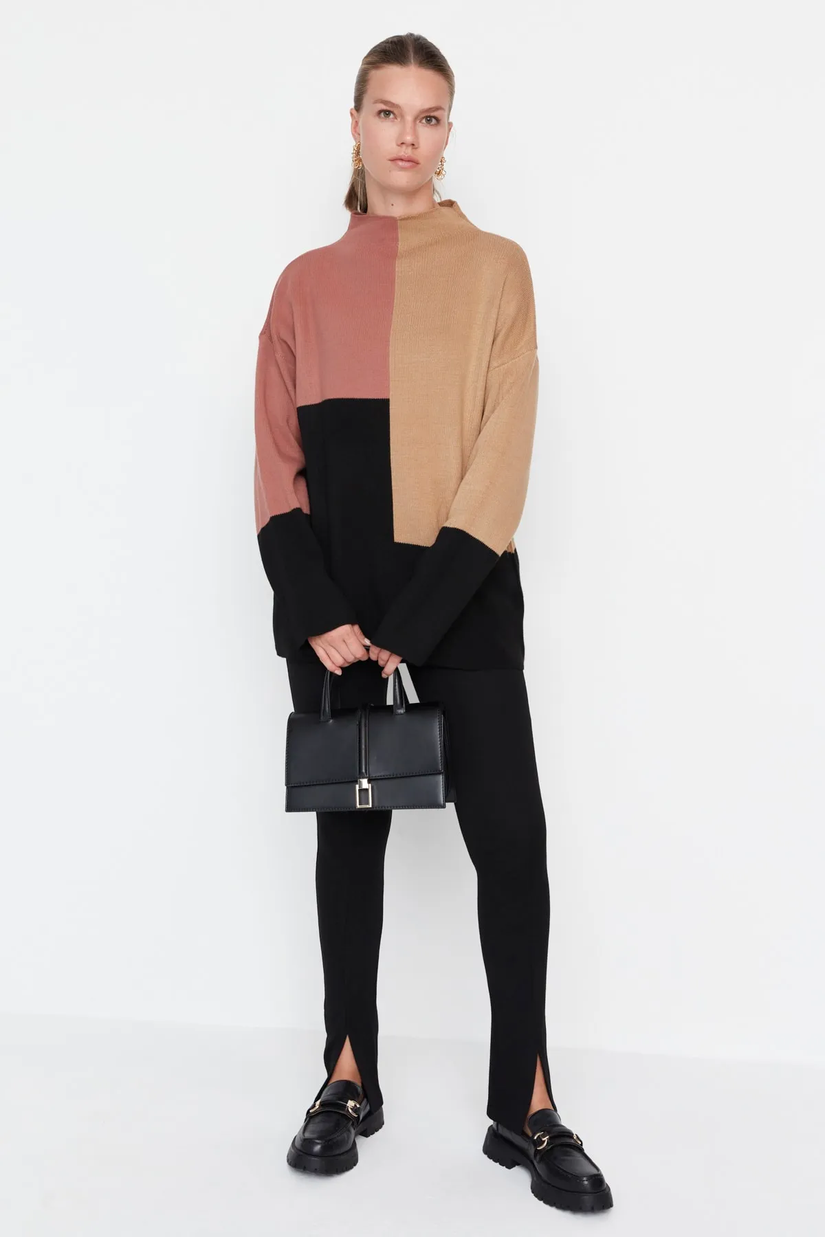 Trendyol Modest  Hellbrauner Farbblock-Strickpullover mit Stehkragen TCTAW22AK0054