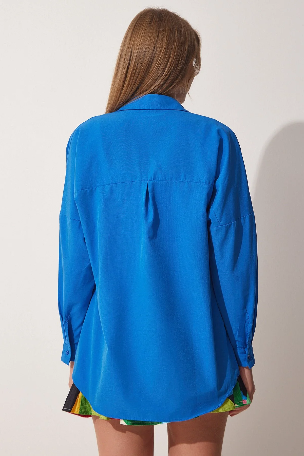 Happiness İstanbul  Kräftiges blaues Oversize-Lang-Basic-Shirt für Damen DD00842