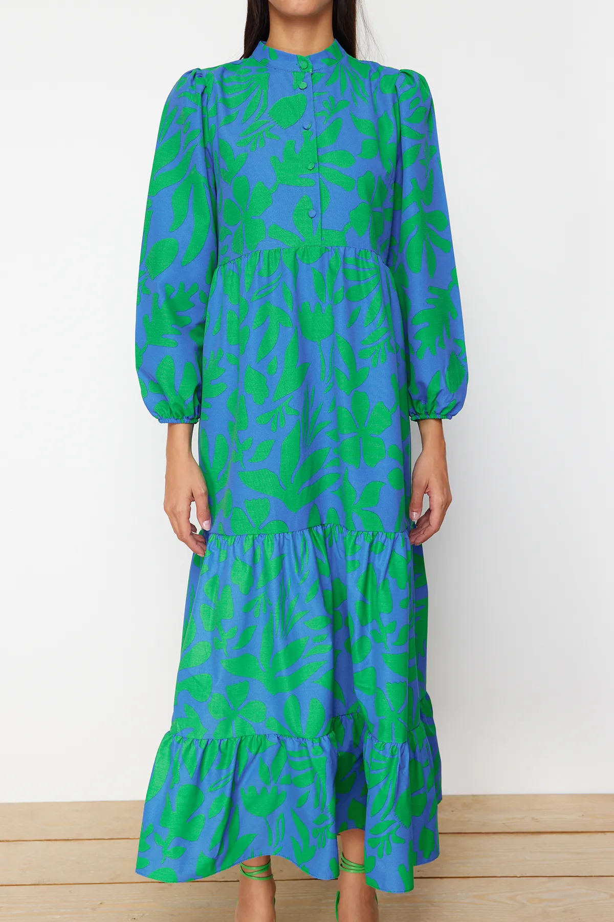 Trendyol Modest  Blaues gemustertes Kleid aus gewebter Baumwolle mit halber Knopfleiste und weiter Passform TCTSS23EB00222